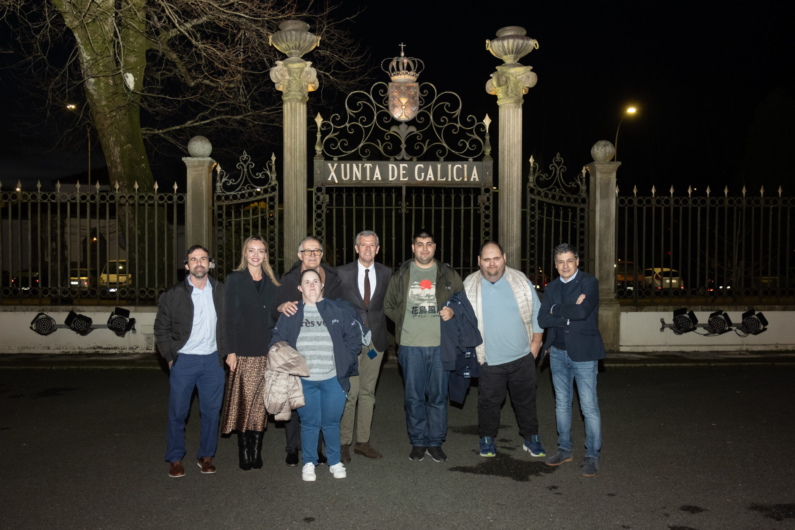 O titular do Goberno galego recibe de mans dos autores o cuadro polo que puxou na Gala do 40 aniversario do Centro Juan María de Nigrán