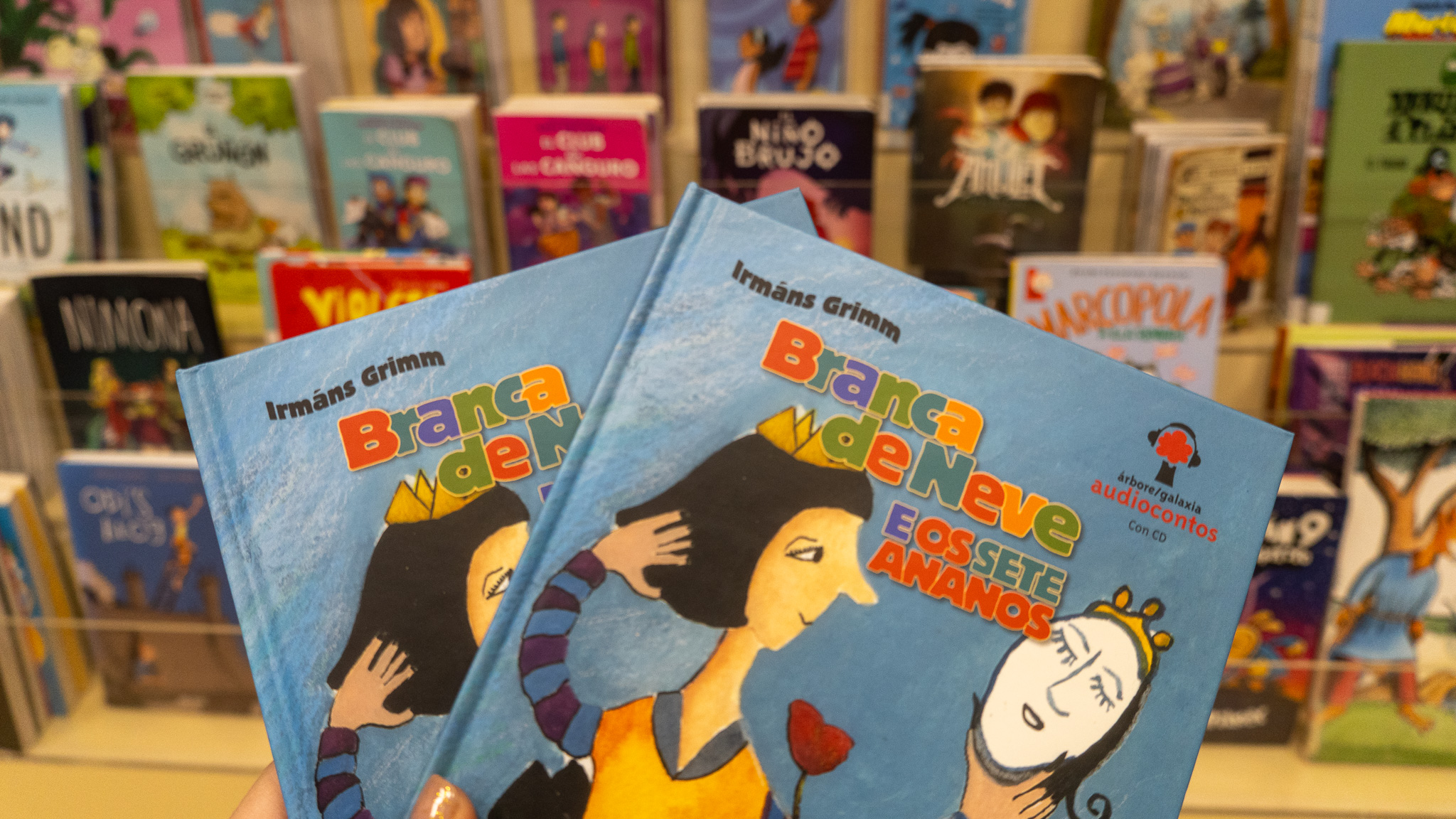 27122024 Agasallo de libro de Ánxeles Ferrer por libro en préstamo na Biblioteca