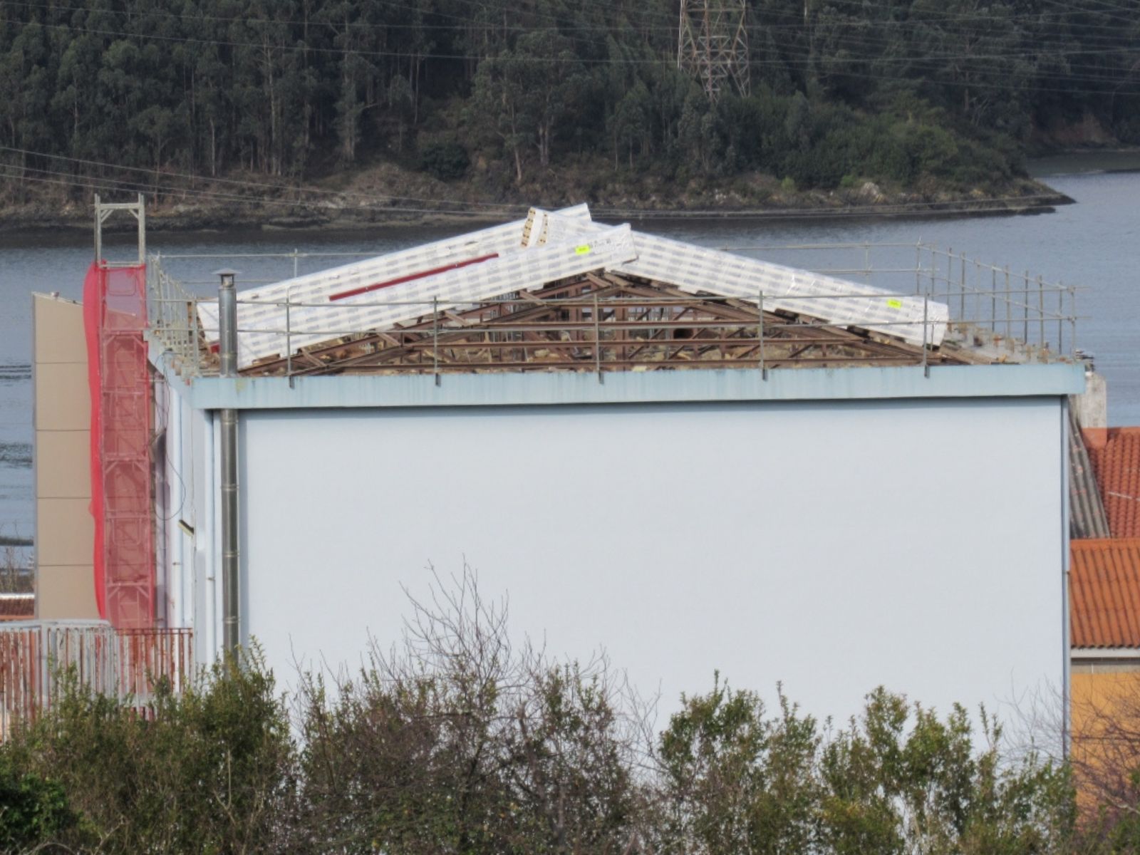 Completada a retirada tellado Casa Cultura