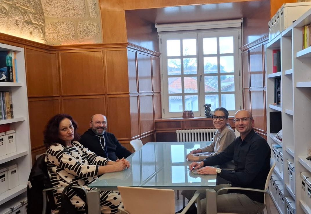 IMAXE – Gonzalo Muíños e Mercedes Rosón reunidos coa directiva da Asociación do Traxe Galego