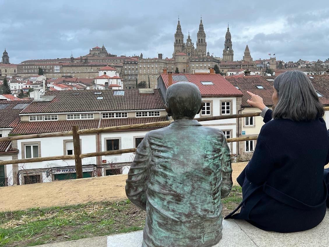 IMAXE – Mercedes Rosón xunto á escultura a Isaac Díaz Pardo na Alameda