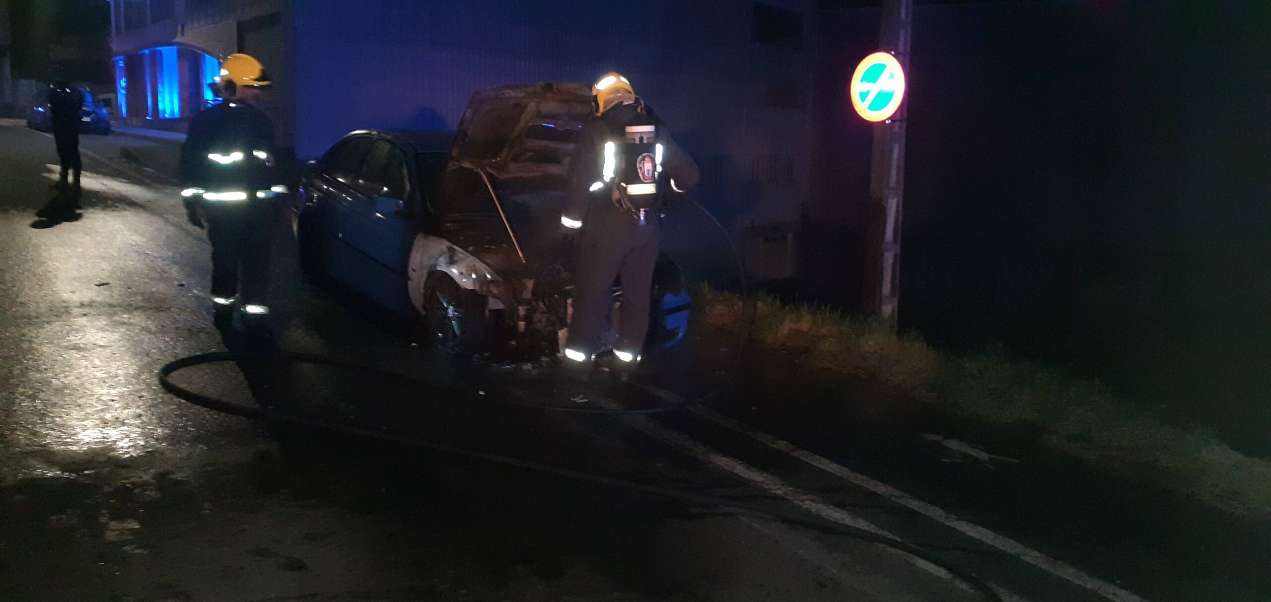 Incendio dun vehículo no Concello da Carballo.