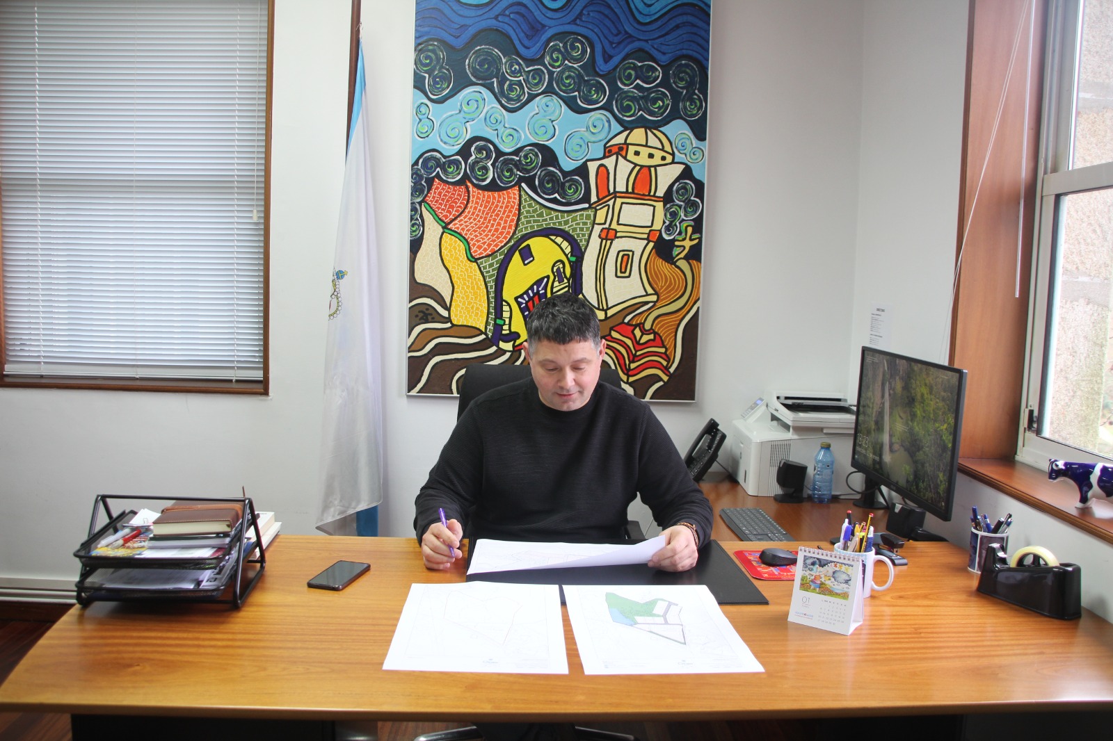 O alcalde, Manu Lourenzo, revisando a documentación do futuro Ecoparque Empresarial da Montesiña