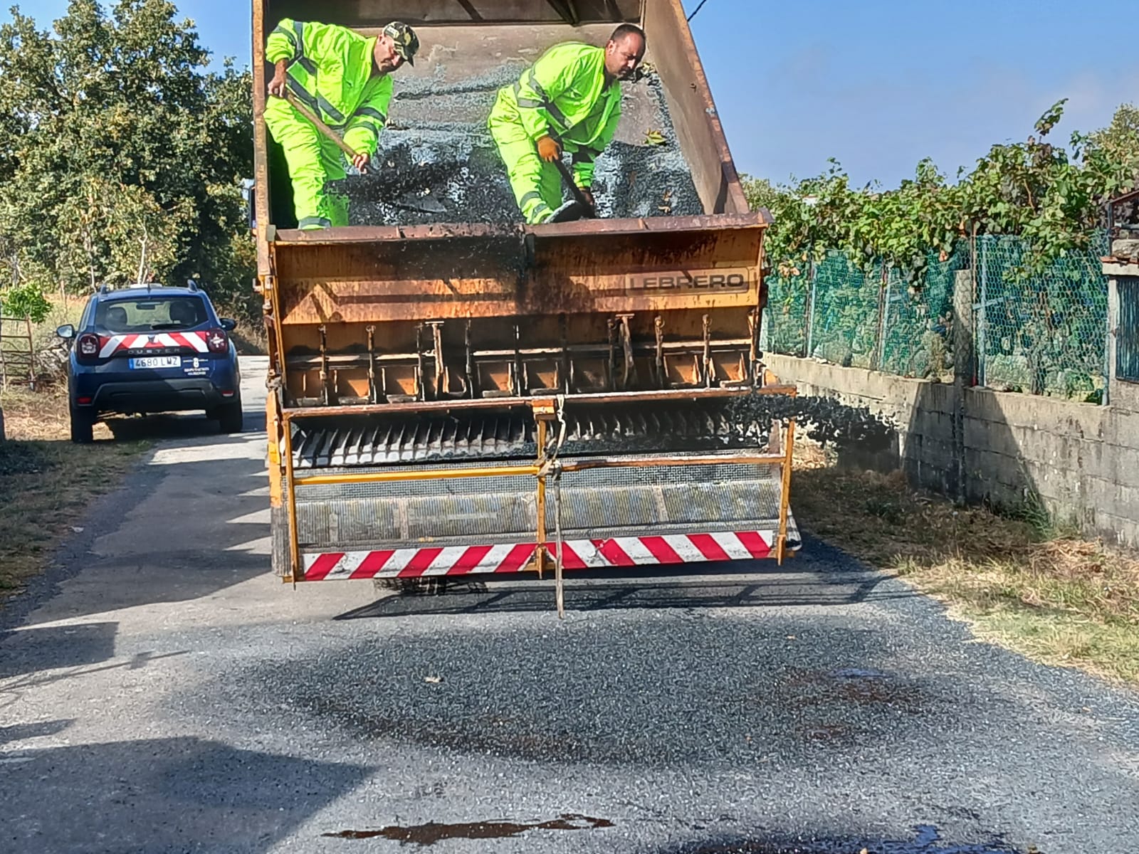 Reparación de firme en camiño municipal de Vilardevós