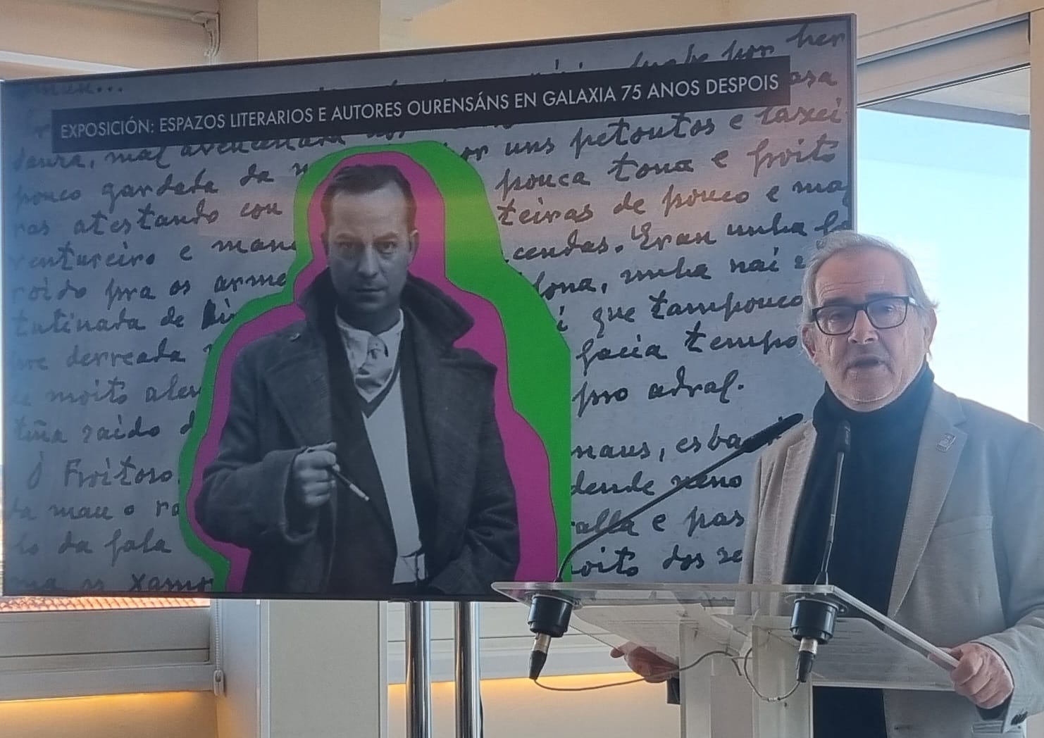 Soutullo co cartel da exposición que se exhibirá en Ourense