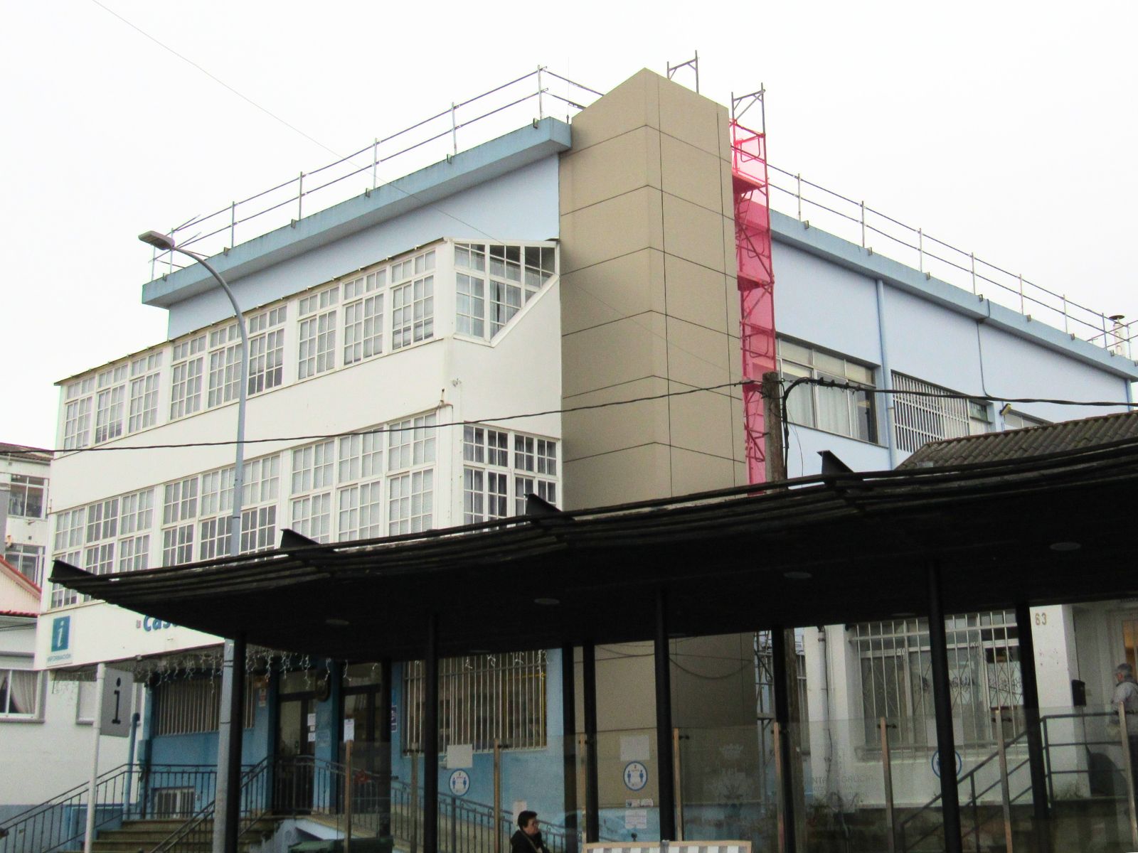 casa da cultura con andamios