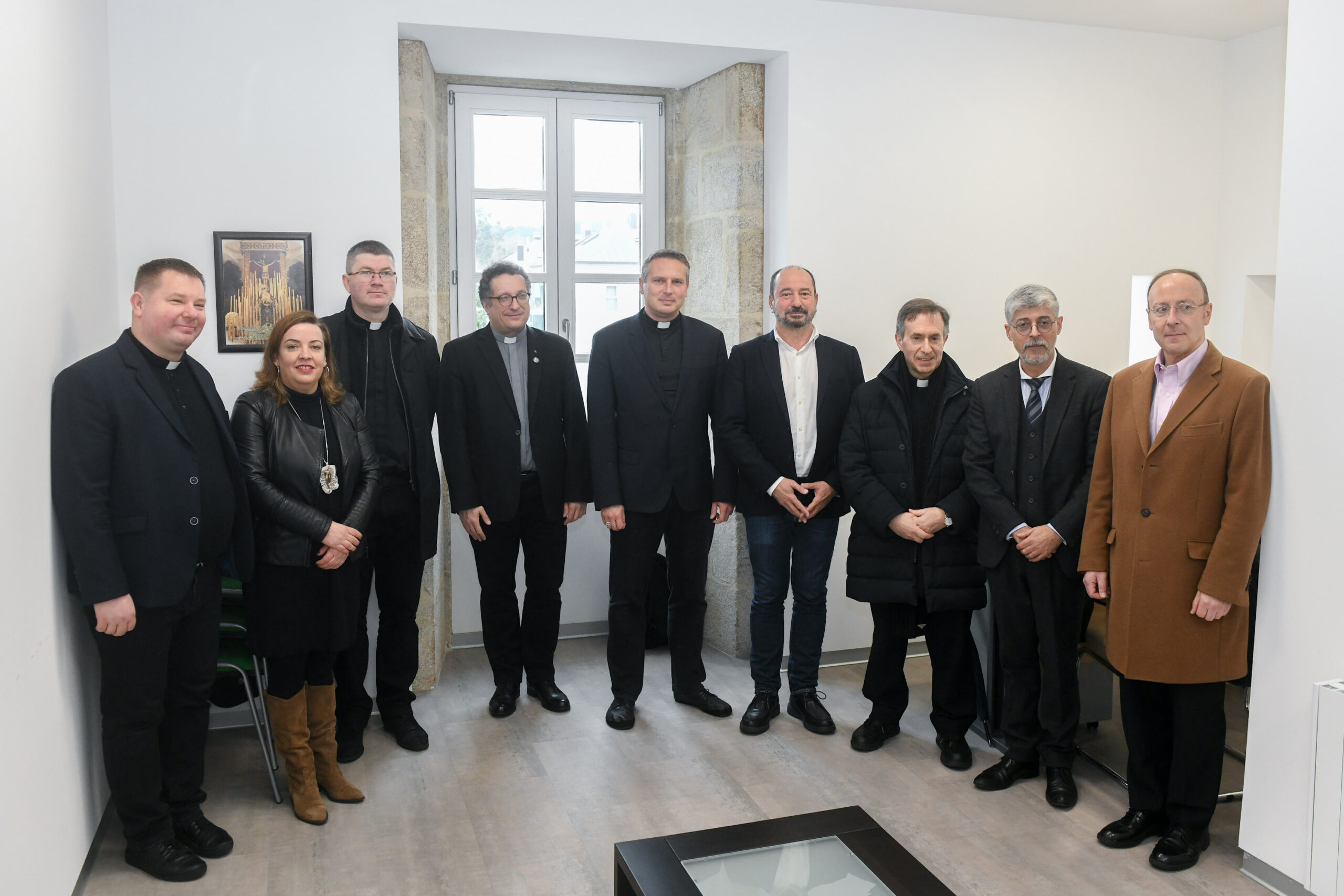 O director de Turismo de Galicia, Xosé Merelles, móstralle ao