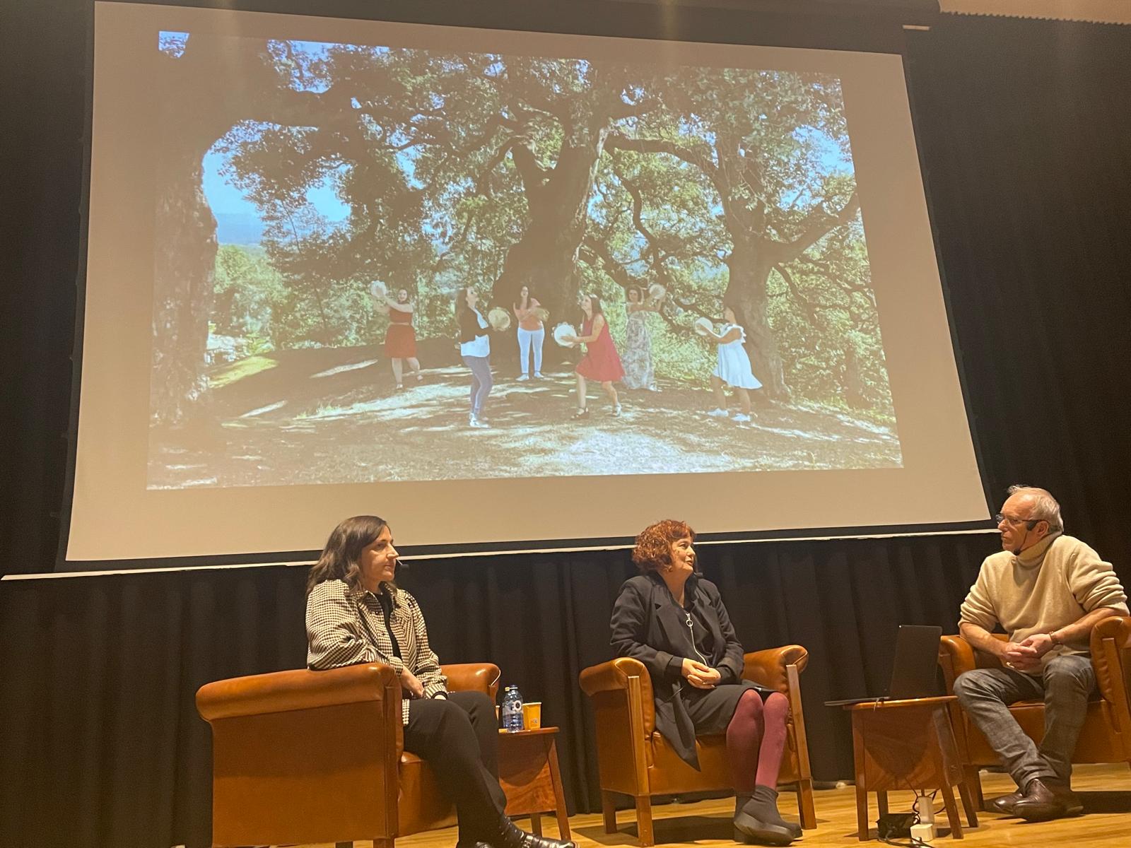 As mulleres rosaleiras, protagonistas da exposicioìn de Mar Caldas no Centro Galego de Arte Contemporaìnea 05