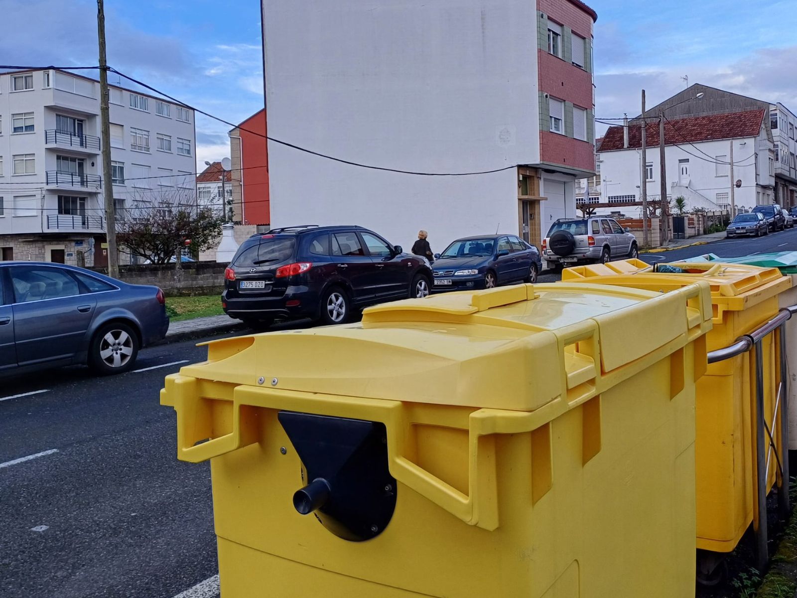 contedores amarelos na Avenida Castelao