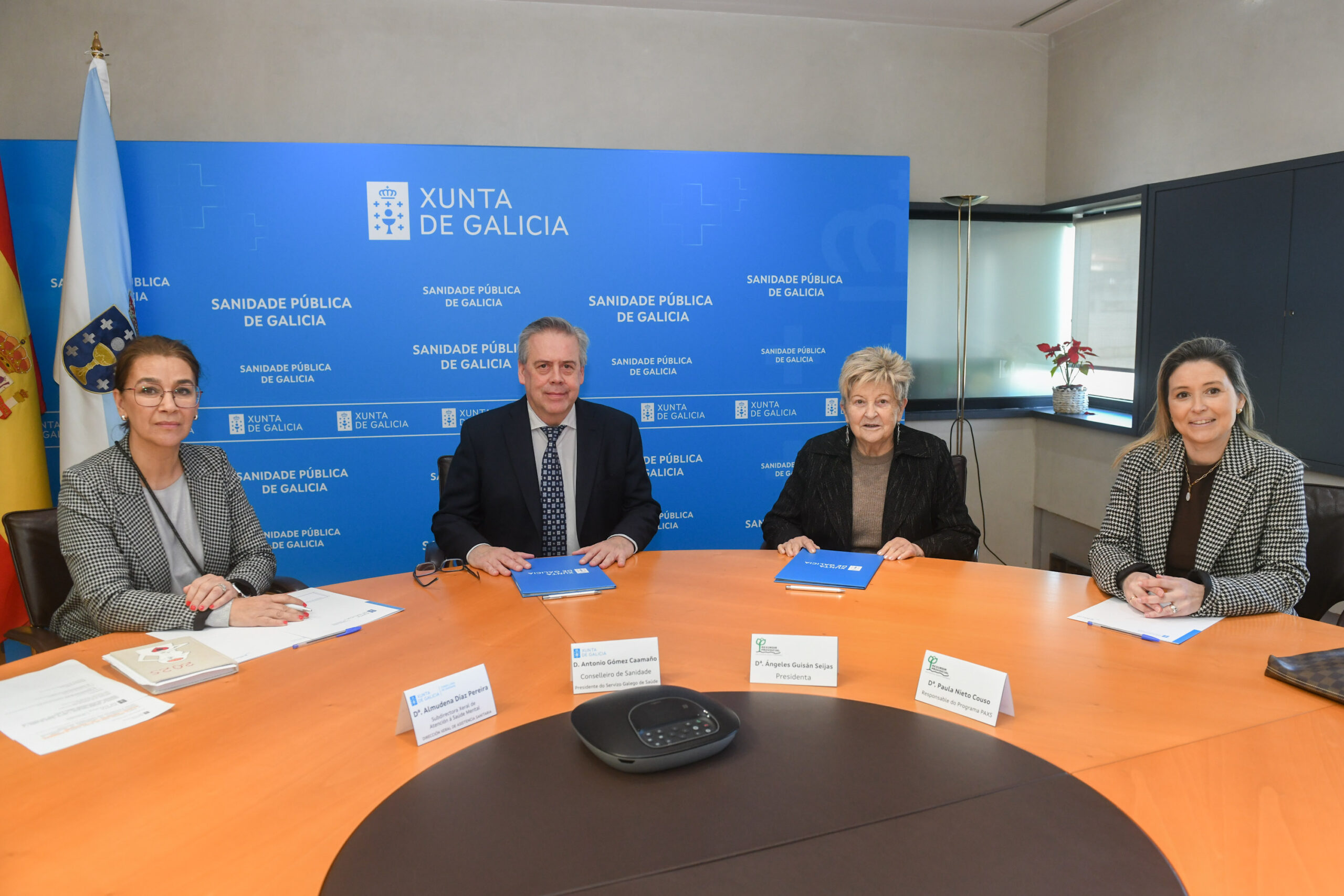 O conselleiro de Sanidade, Antonio Gómez Caamaño, asina un con