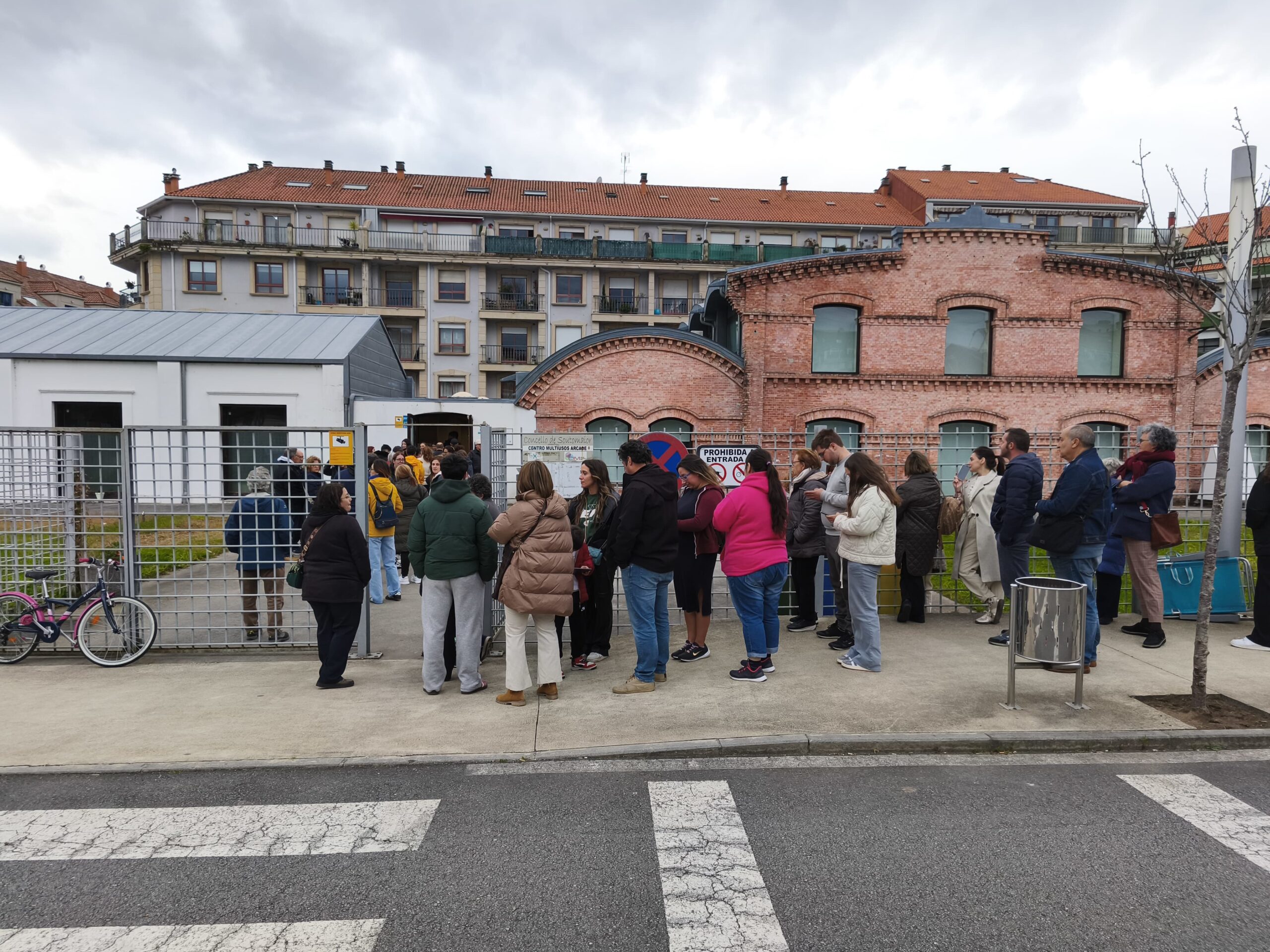 Cola para a recollida de entradas no Multiúsos