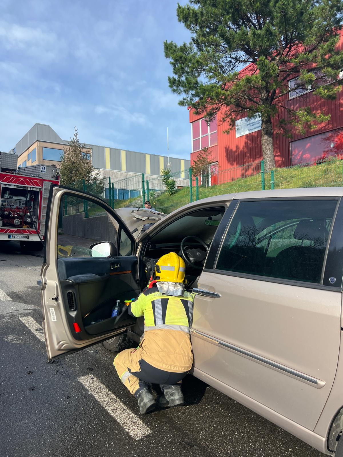 Incendio dun vehículo Polígono de Espiñeira