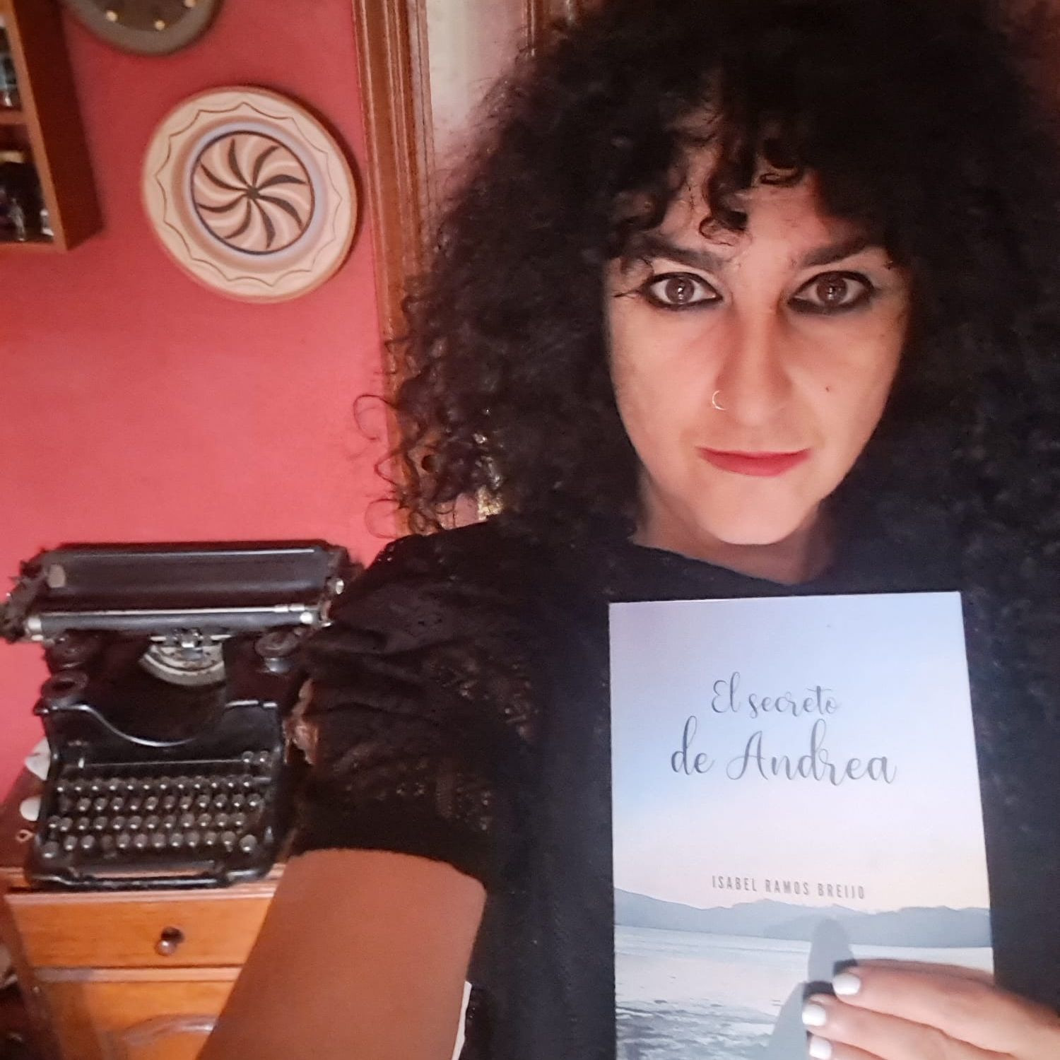 Isabel Ramos Breijo cun exemplar da novela