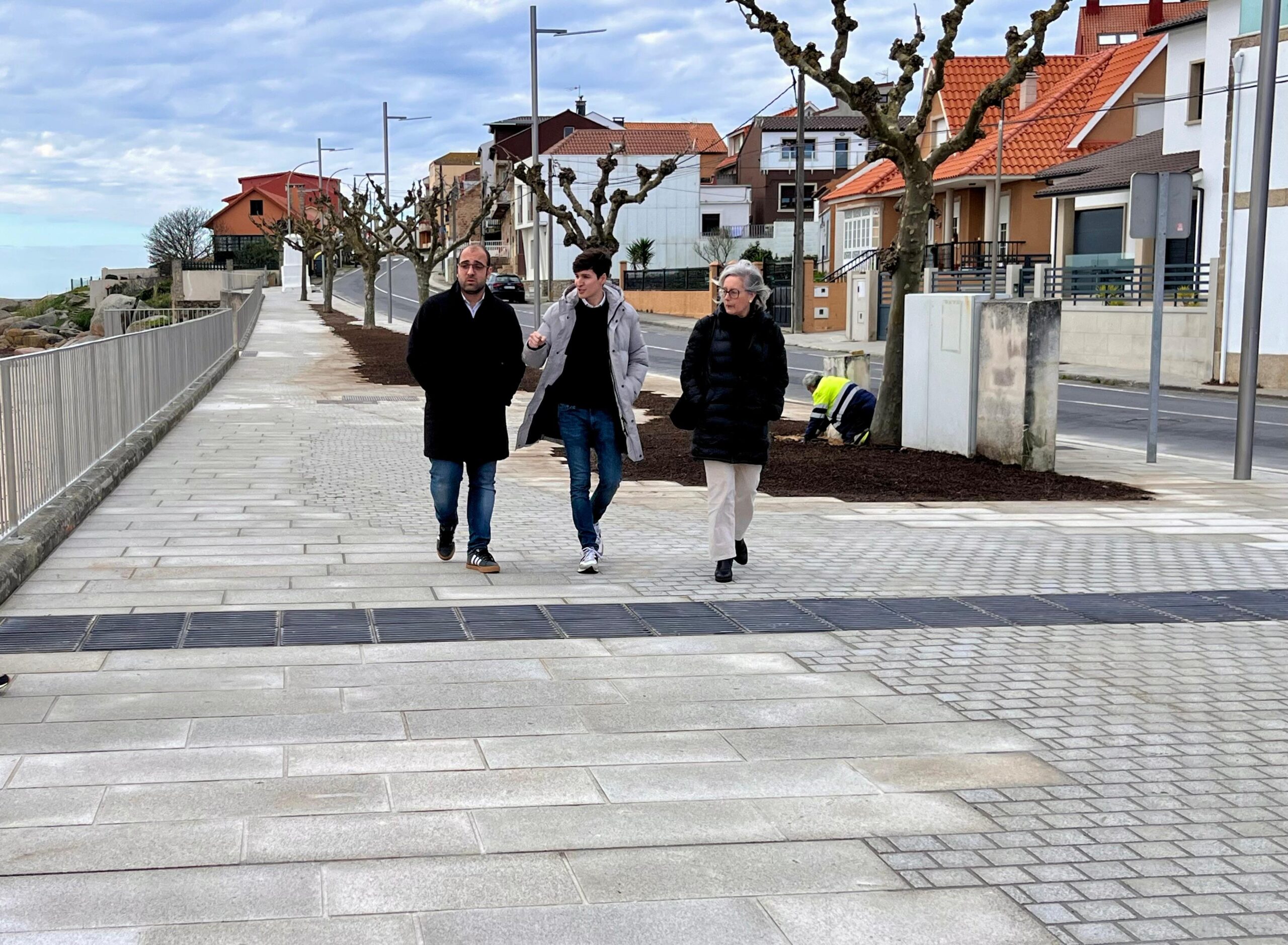 O Concello de Ribeira culmina a rexeneración do paseo da praia dos Mosqueiros e Fonte Seca.