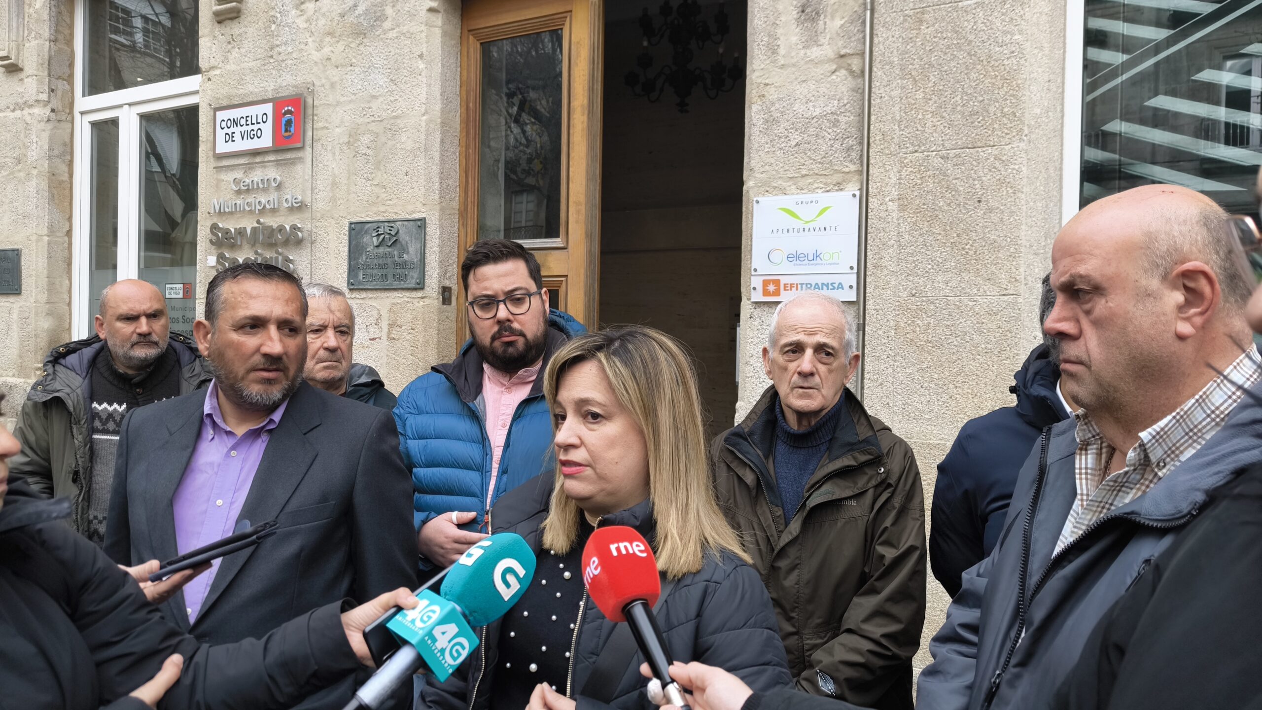 Xabier P. Igrexas acompaña a representantes da Favec tras o desaloxo