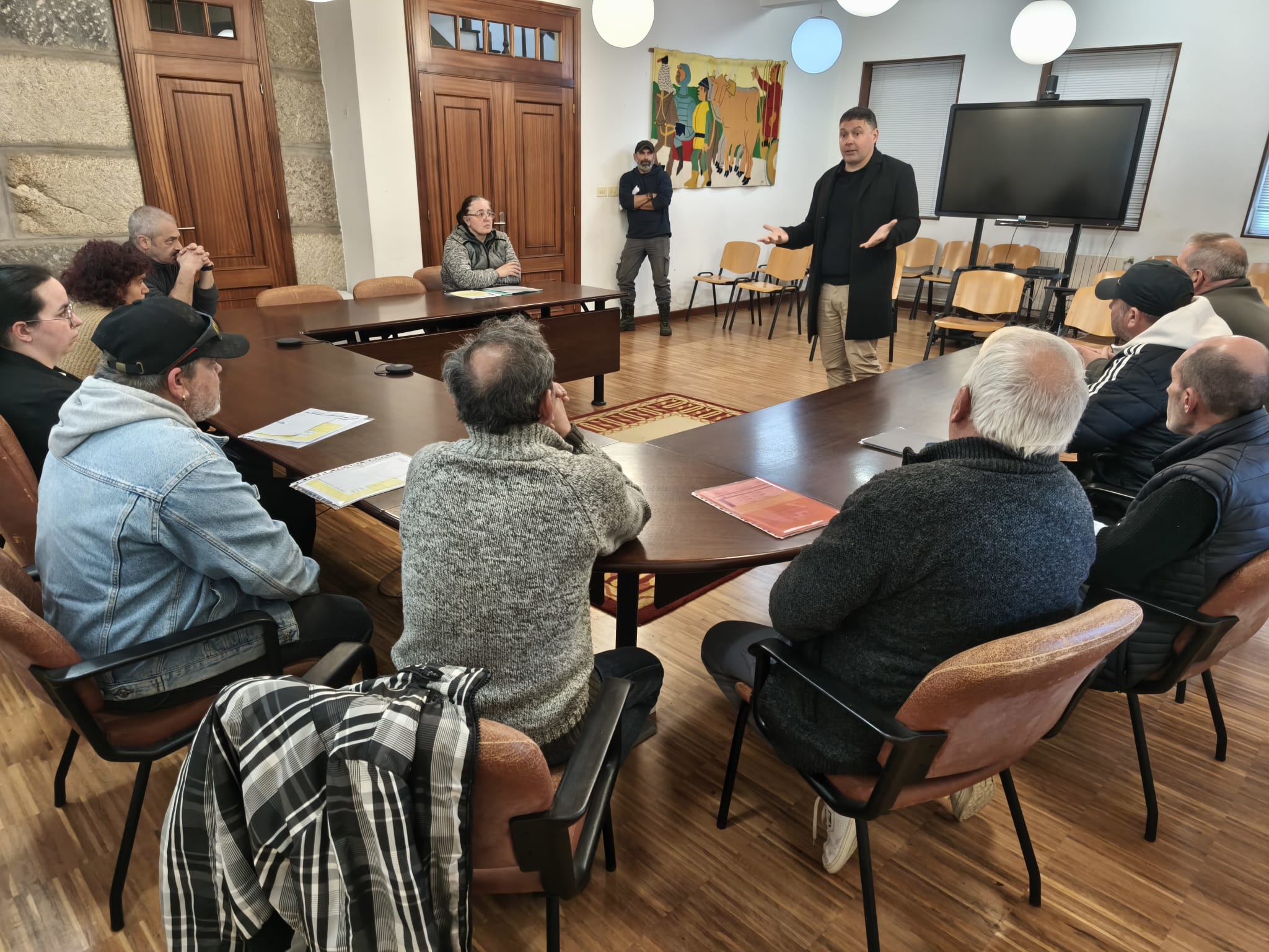 alcalde dandolle a benvida novos operarios