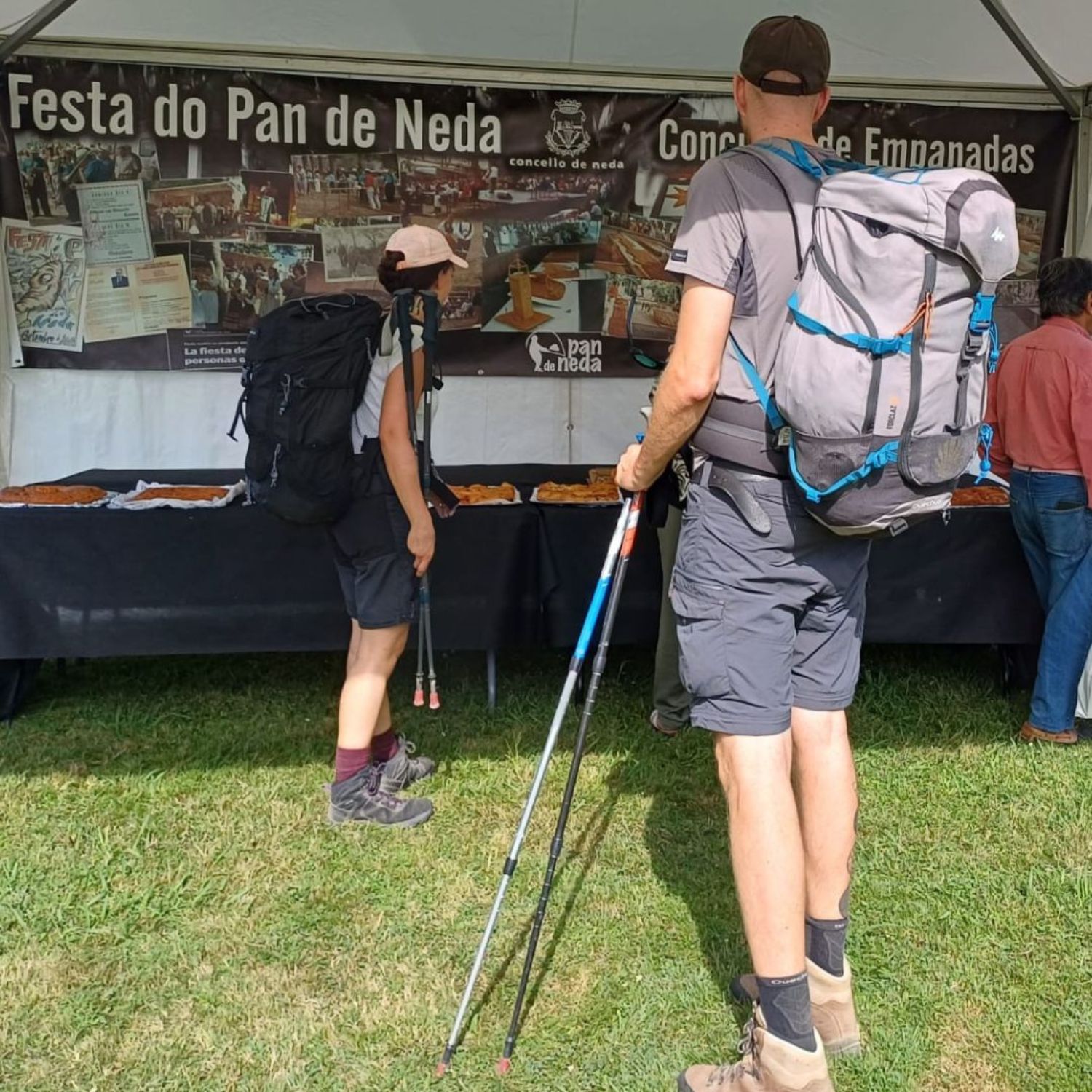 peregrinos chegando á Festa do Pan de Neda
