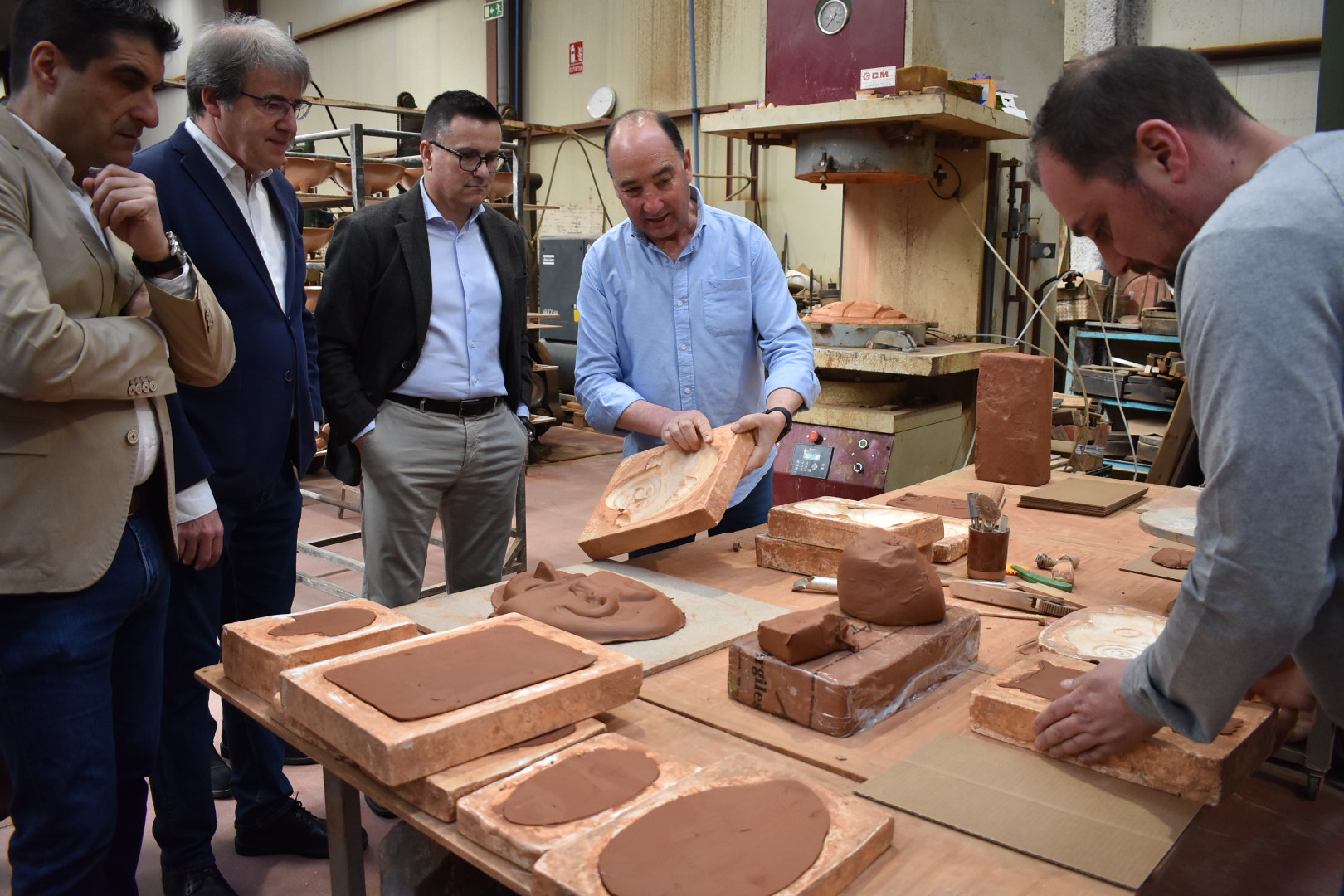 20250401 Conselleiro visita Alfareria Alto do Couso 1