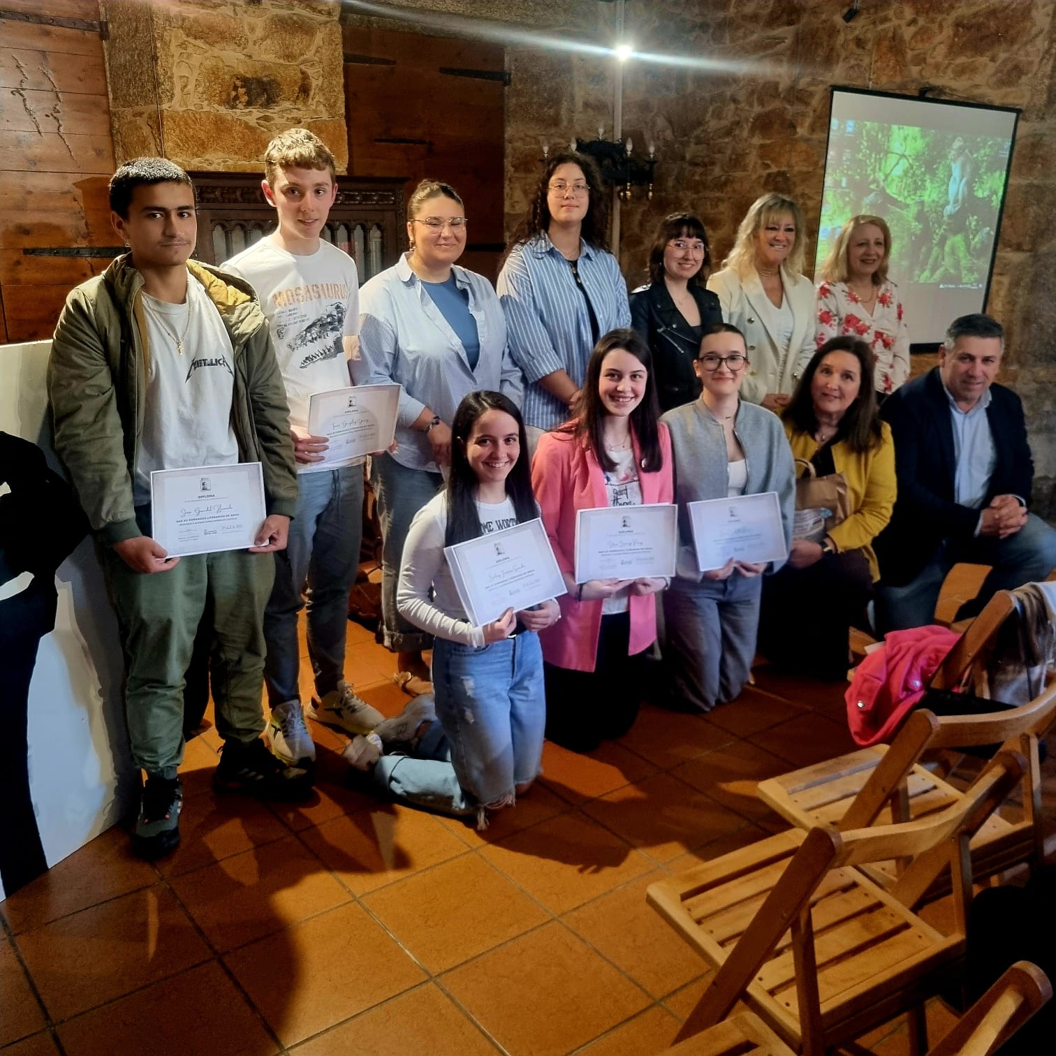 Alcalde, concelleira e decana da FacuLtade de Humanidades cos integrantes do club lectura do IES