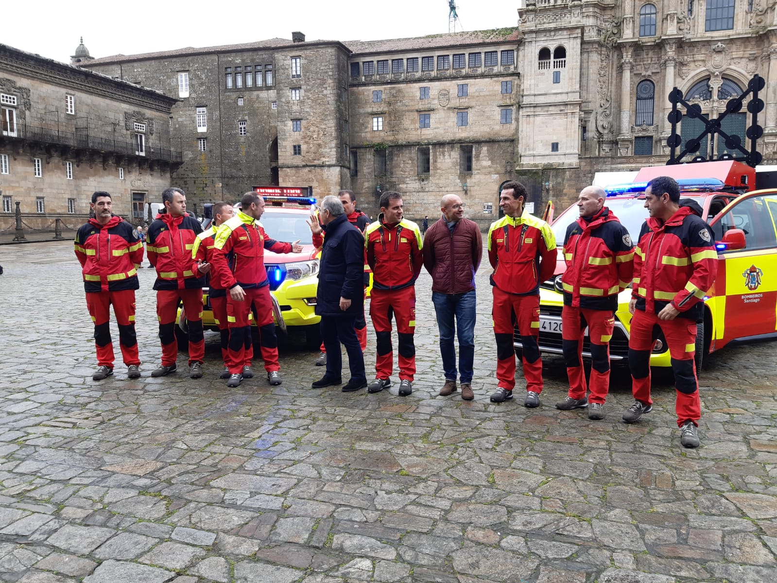 IMAXE de arquivo – Gonzalo Muíños e o exalcalde, Sánchez Bugallo, nunha recepción aos bombeiros de Santiago