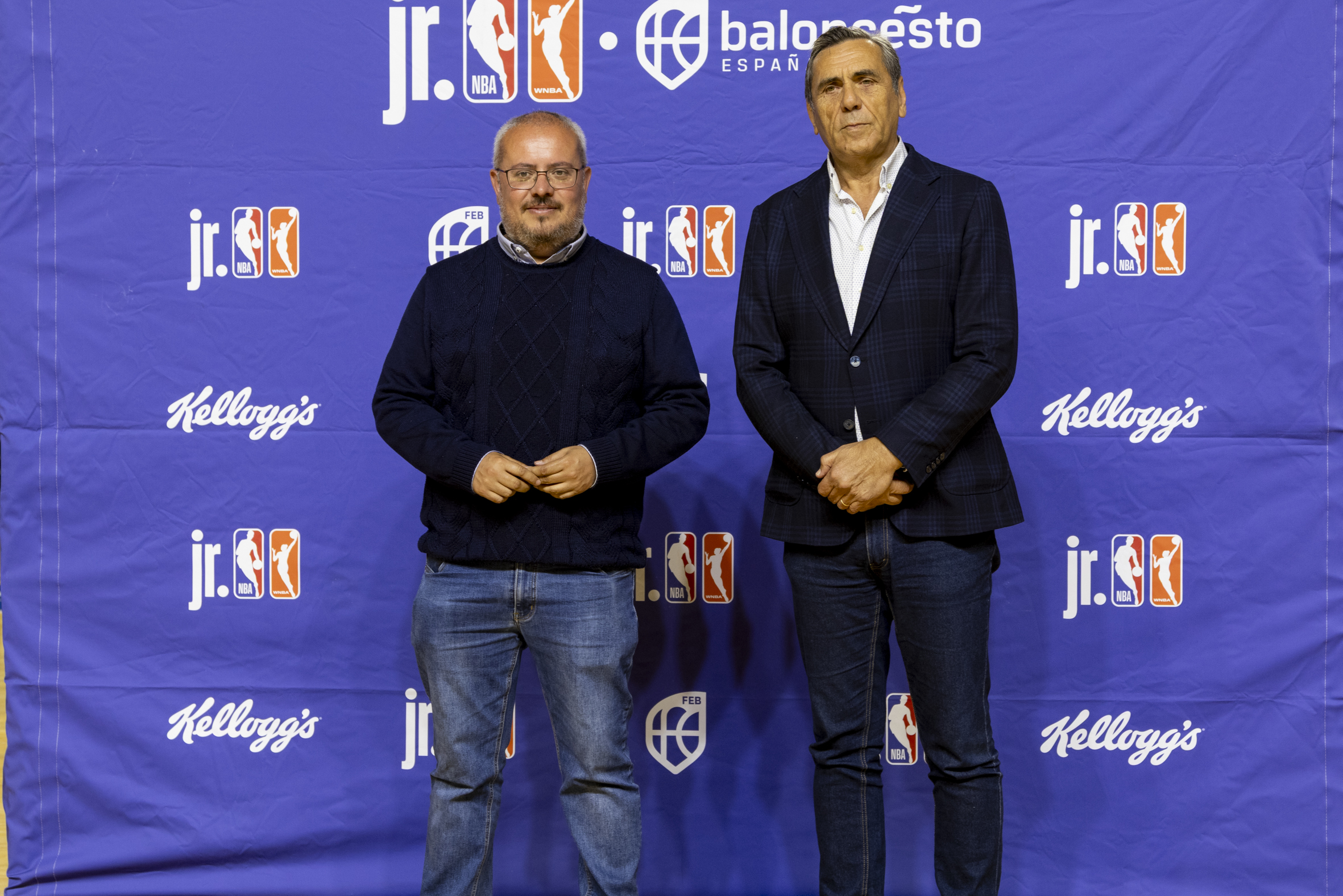 César Fernández, deputado de Deportes e Julio Bernárdez, presidente Federación Galega Baloncesto