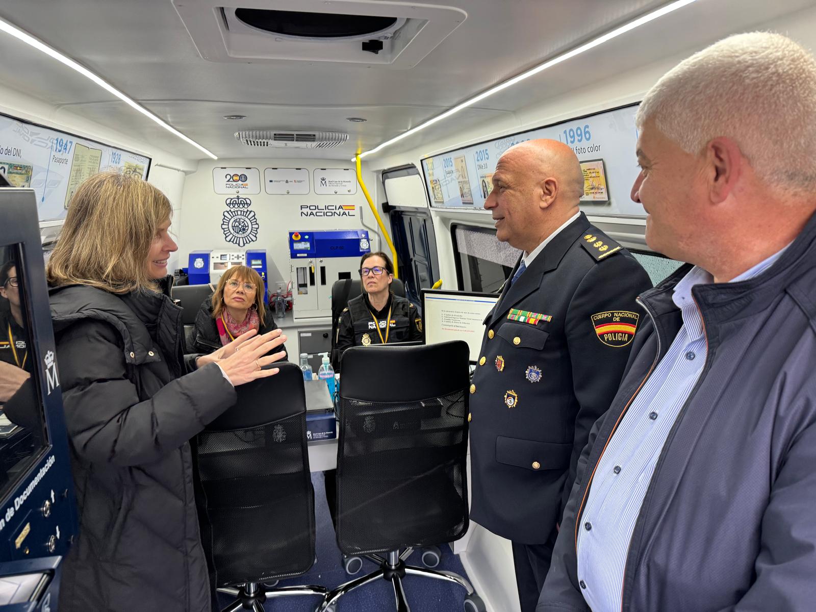 Expedición do primeiro DNI na unidade móbil da Policía Nacional (1)
