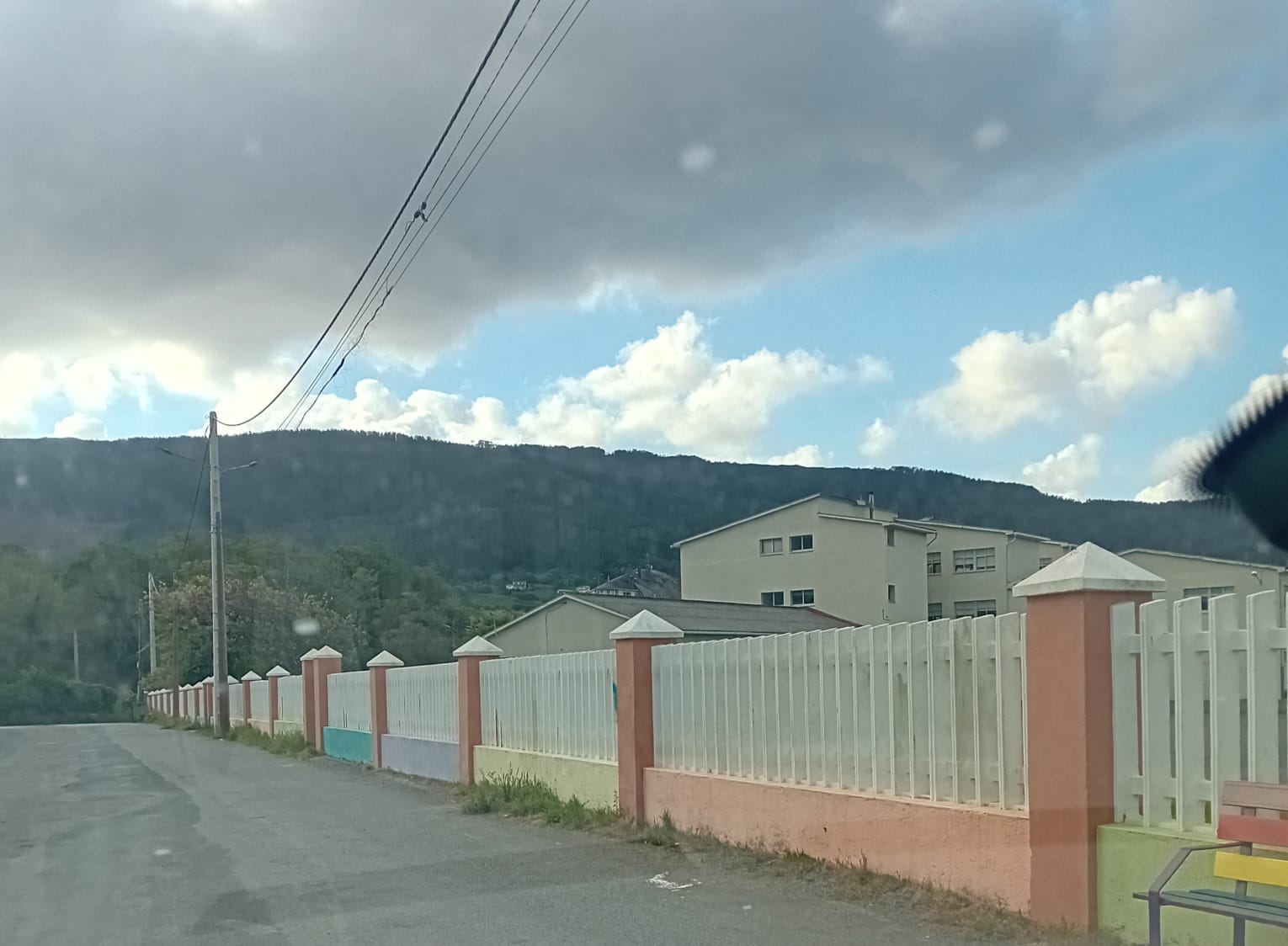 FOTO 1 Cariño – El Concello de Cariño sustituye los postes de luz en mal estado situados en las inmediaciones del CEIP Manuel Fraga Iribarne