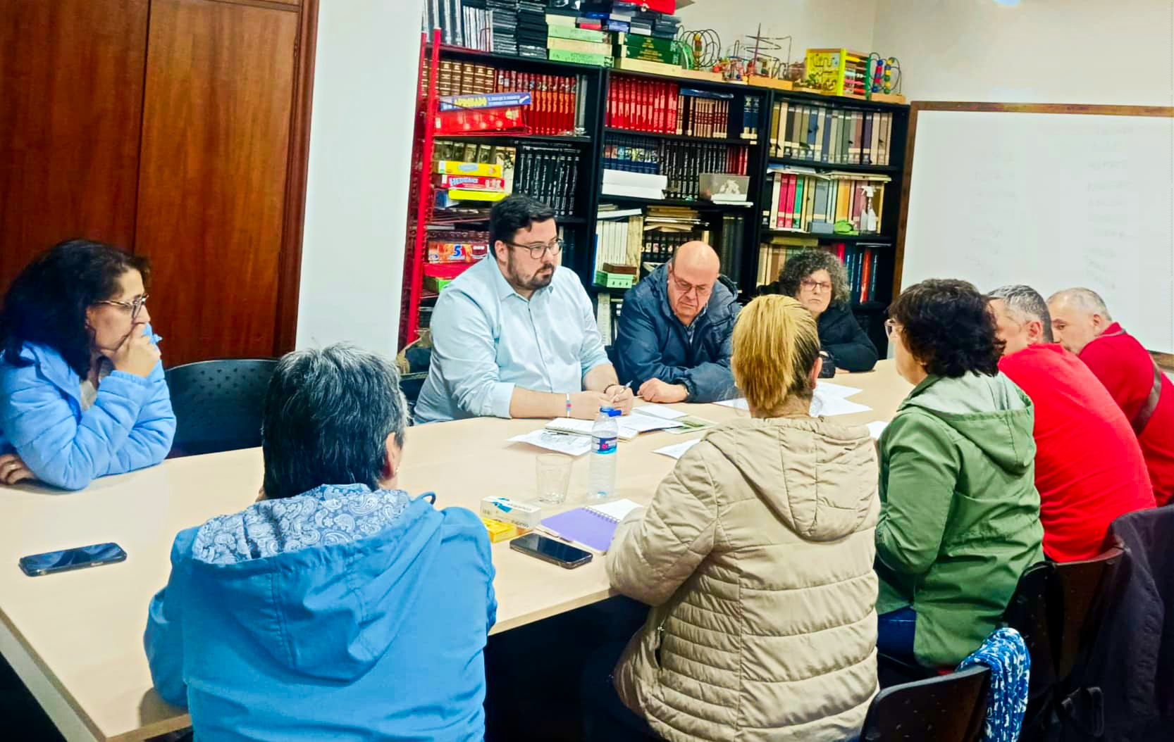 Foto_Xabier P Igrexas reunido con veciñanza de Coia