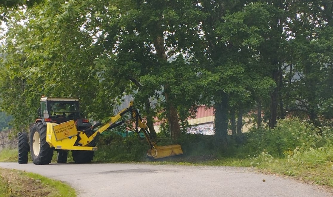 Maquinaria pesada desbrzando na Montesiña