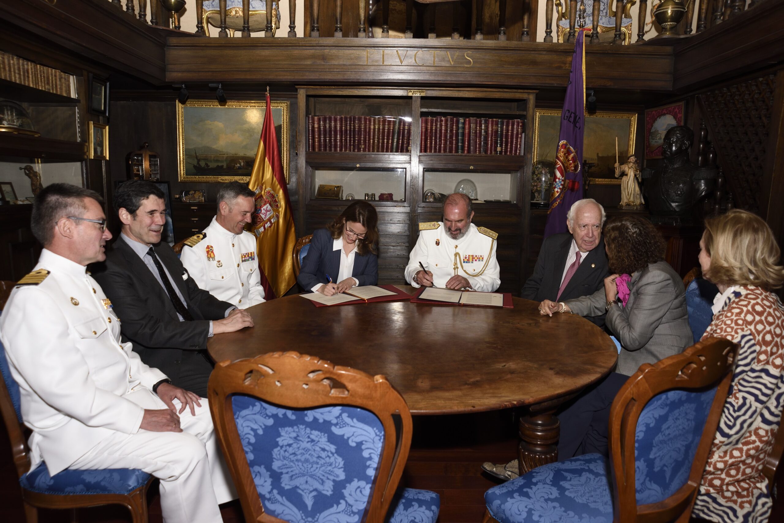 Momento de la firma en la Cámara del Real Patronato del Museo Naval (1)