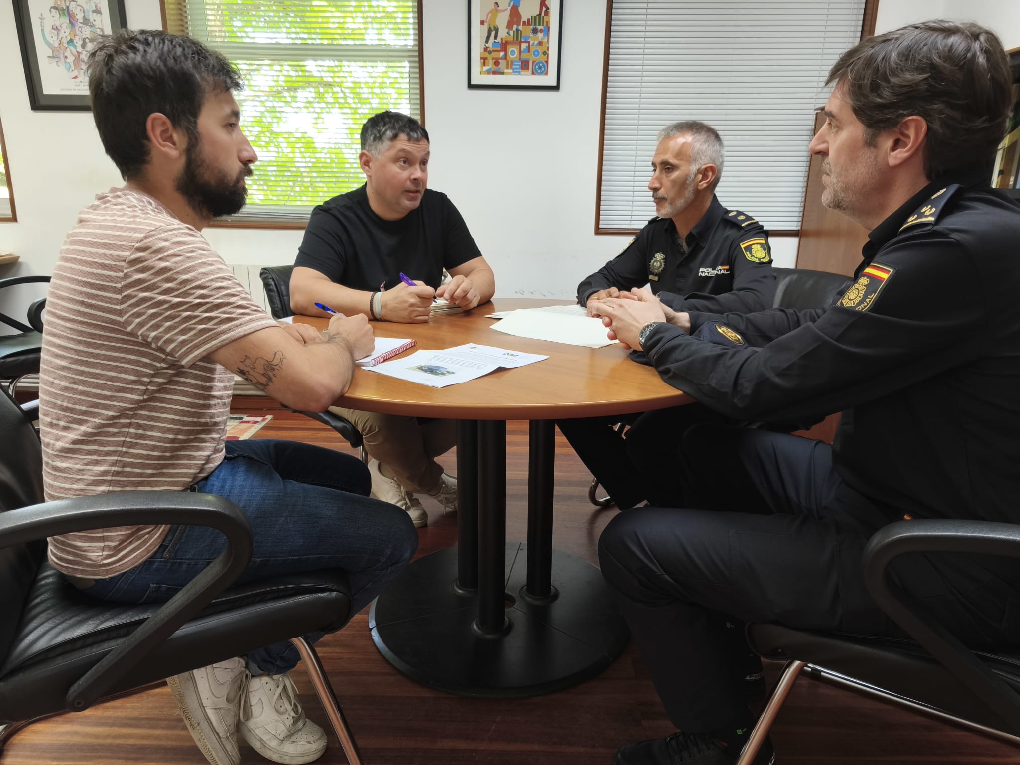 Reunión Manu Lourenzo e Diego Moreira cos inspectores da Policía Nacional