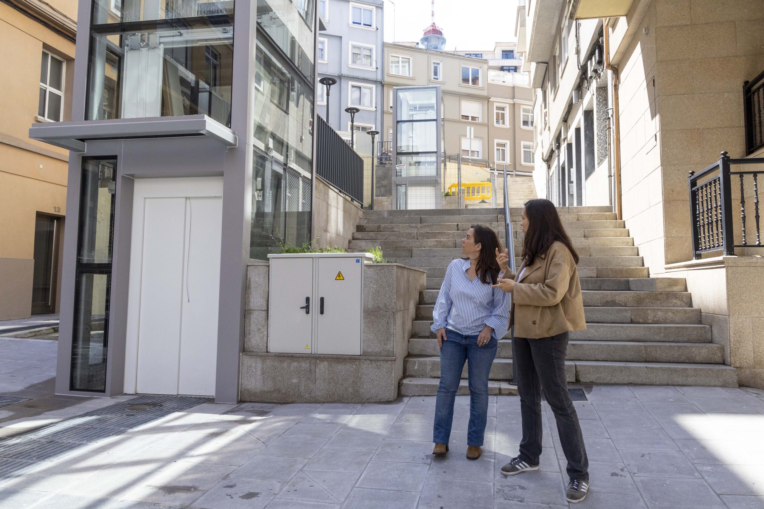 apg_20250502_ALCALDESA_DIAZ_OBRAS_ASCENSORES_RUA_PINTOR_VILLAR_CHAO