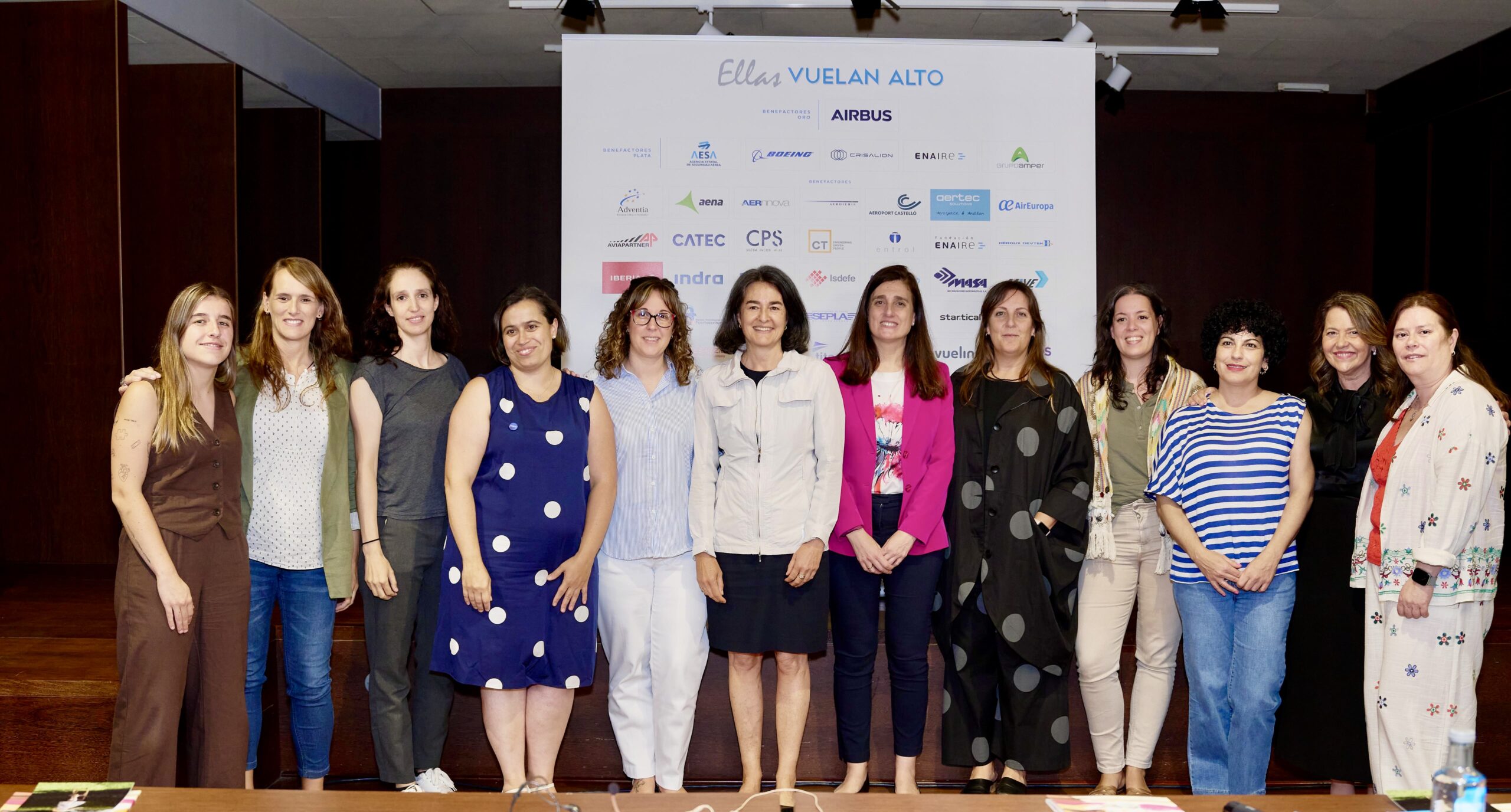 12062025 OurenseEllasVuelanAlto1