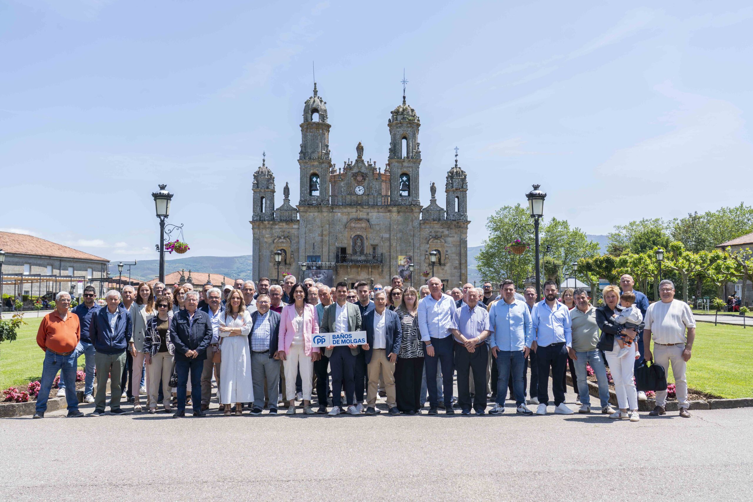 A secretaria xeral do PPdeG, Paula Prado, e o presidente provincial do PP de Ourense, Luis Menor, interveu na clausura do Congreso Local do PP de Baños de Molgas, no que se presenta unha única candidatura encabezada por Manuel Fernández.