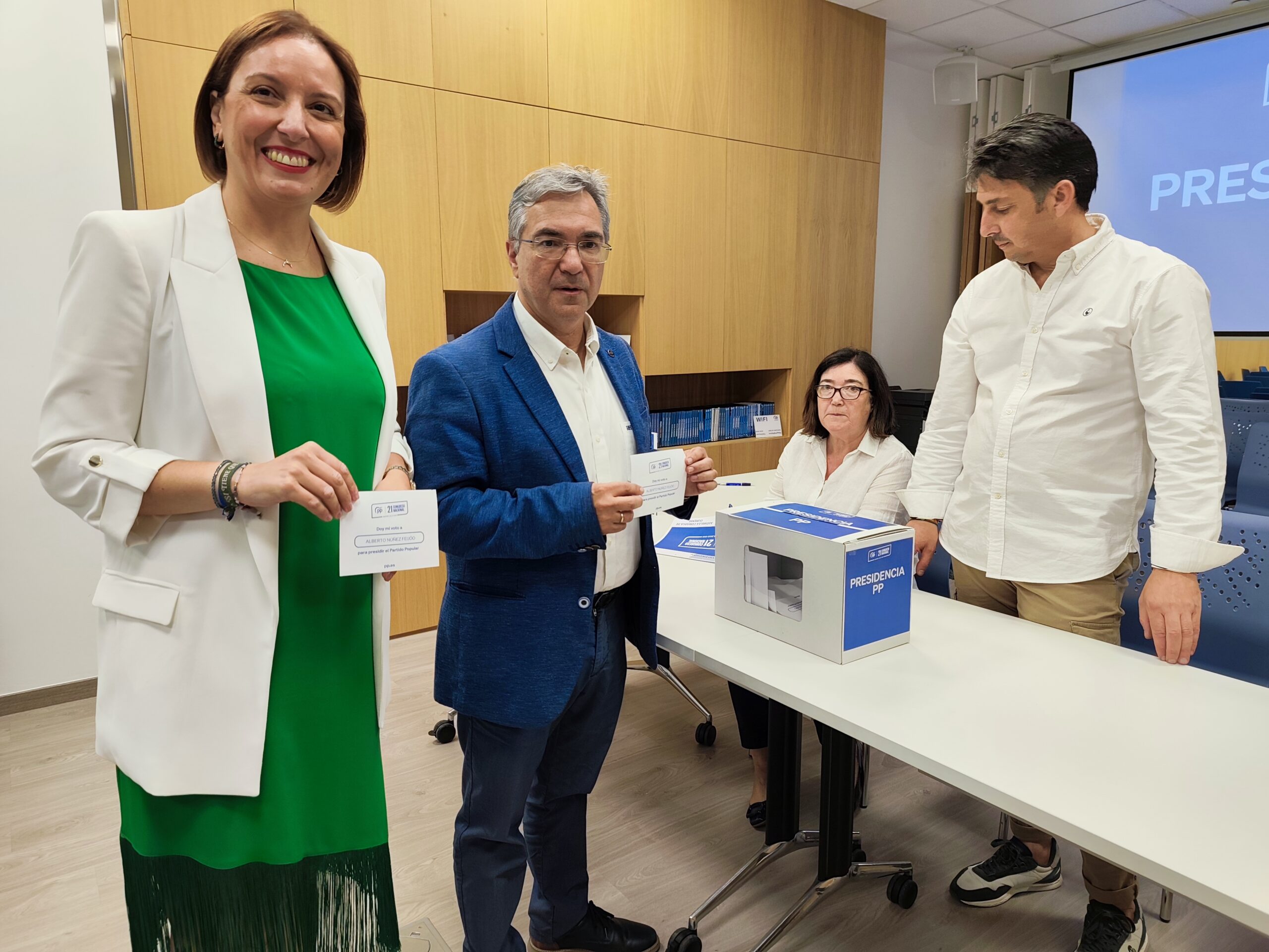 Foto votación Menor e Méndez candidato nacional PP (1)