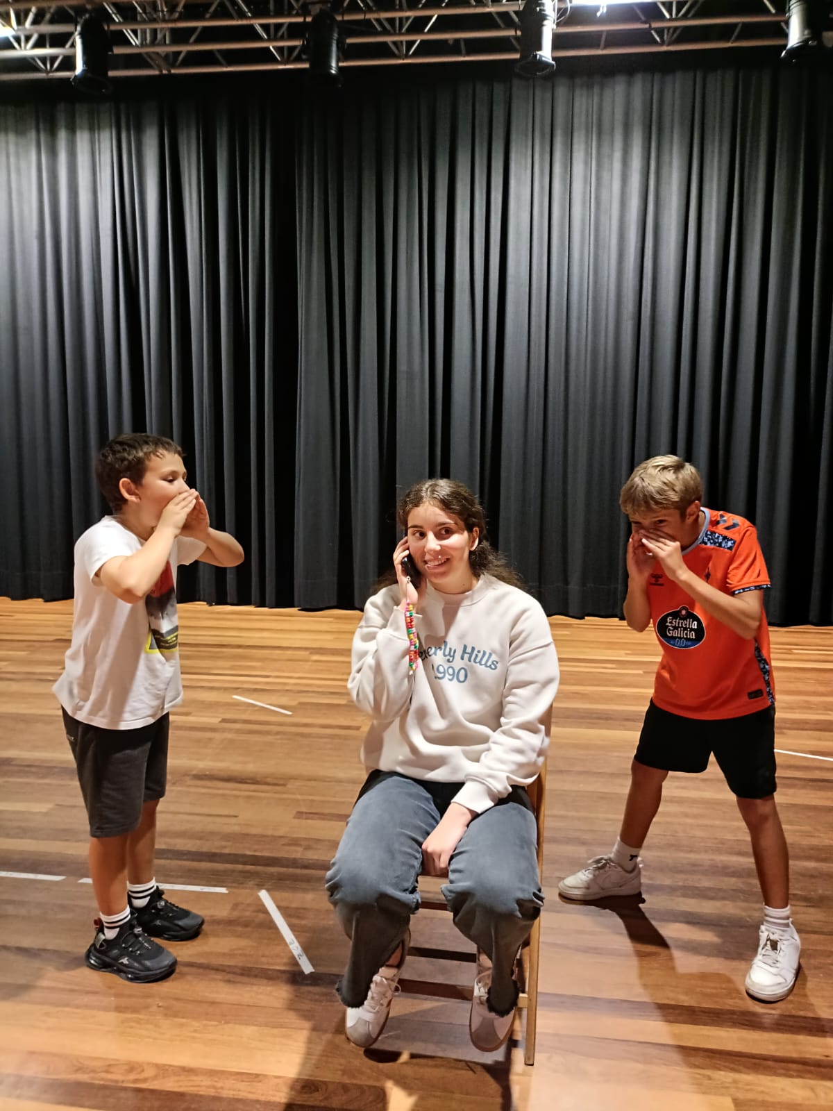 Grupo xuvenil de teatro durante un ensaio (1)