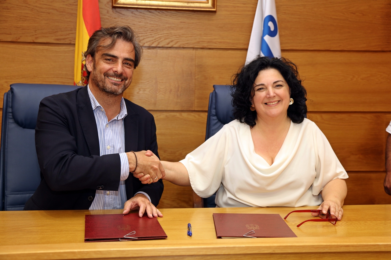 FOTO XUNTA – Cariño y la Xunta de Galicia firman un convenio para la rehabilitación del pabellón municipal con una inversión de 240.000 euros