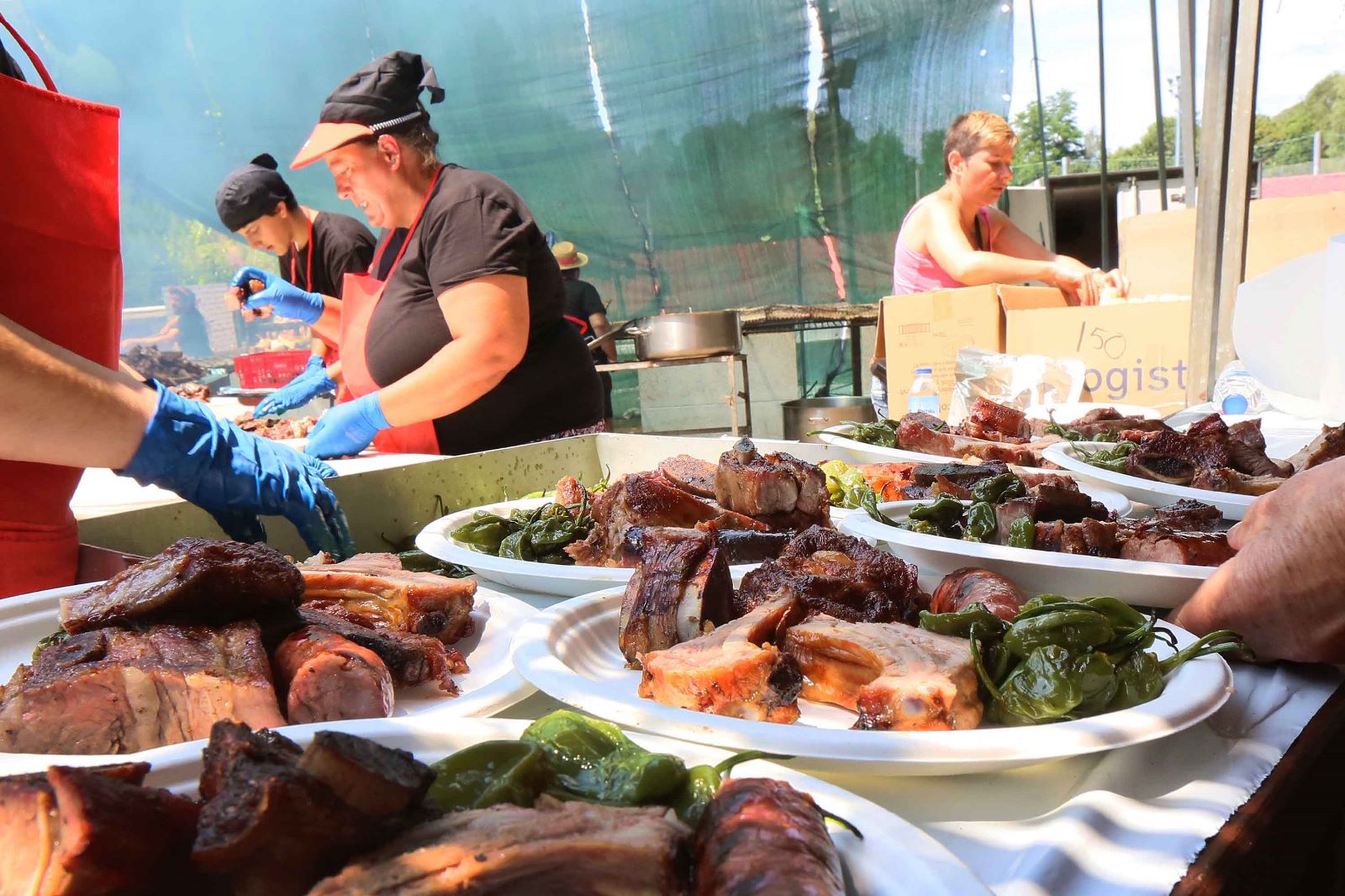 FOTO empratado festa churrasco