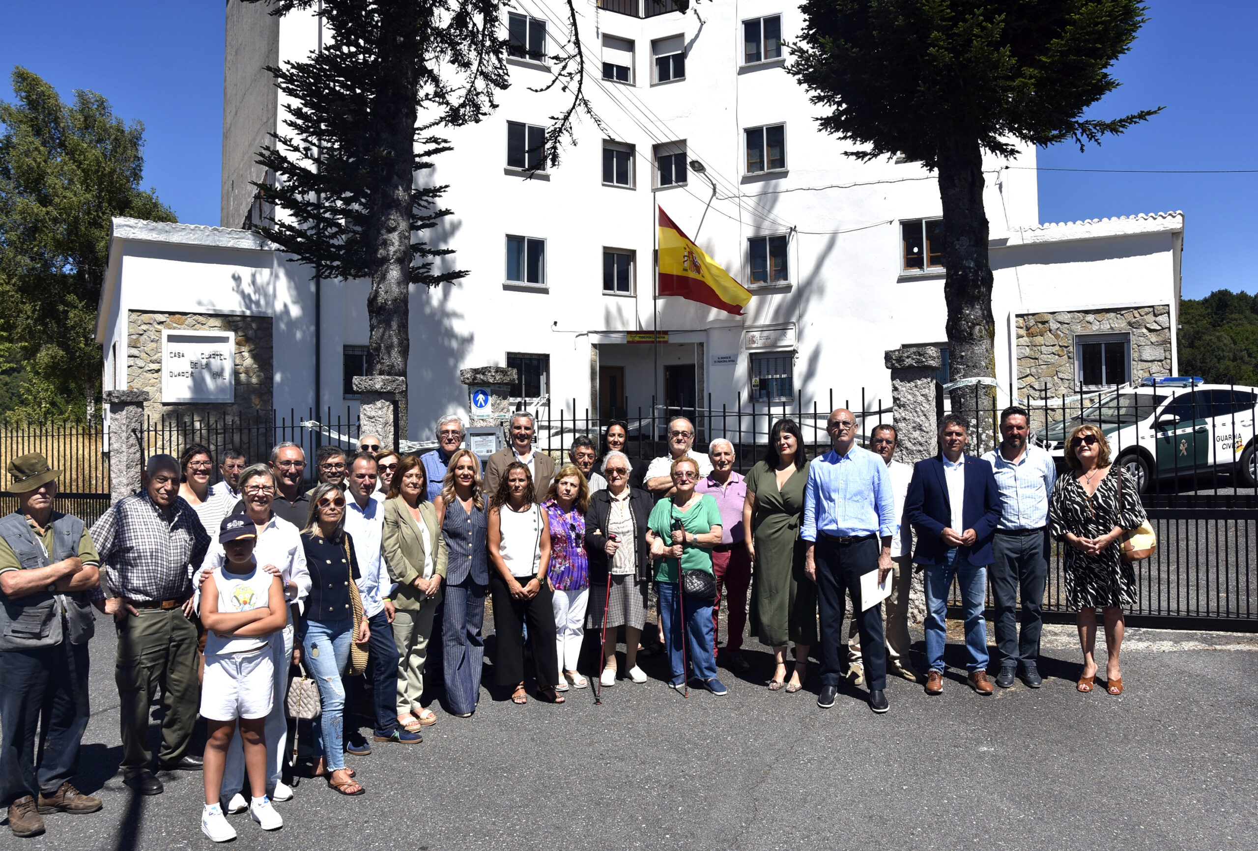 Foto concentración PPdeOU en defensa de cuarteis da Garda Civil (2)