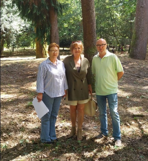 Josefa Rodriguez, acompañada pola deputada de Igualdade Teresa Barge e o vicepresidente de ASPASADI, Manuel Amil