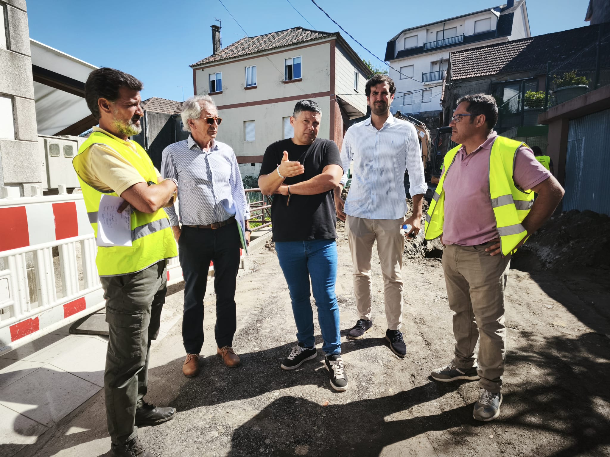 Manu Lourenzo visitando as obras do camiño de Santiago 01