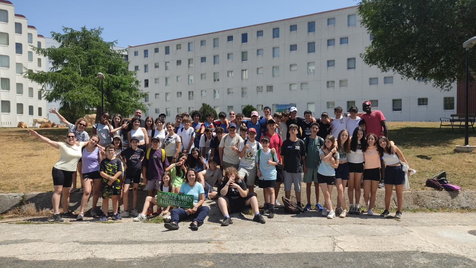 foto de grupo Alcalde e participantes no campamento