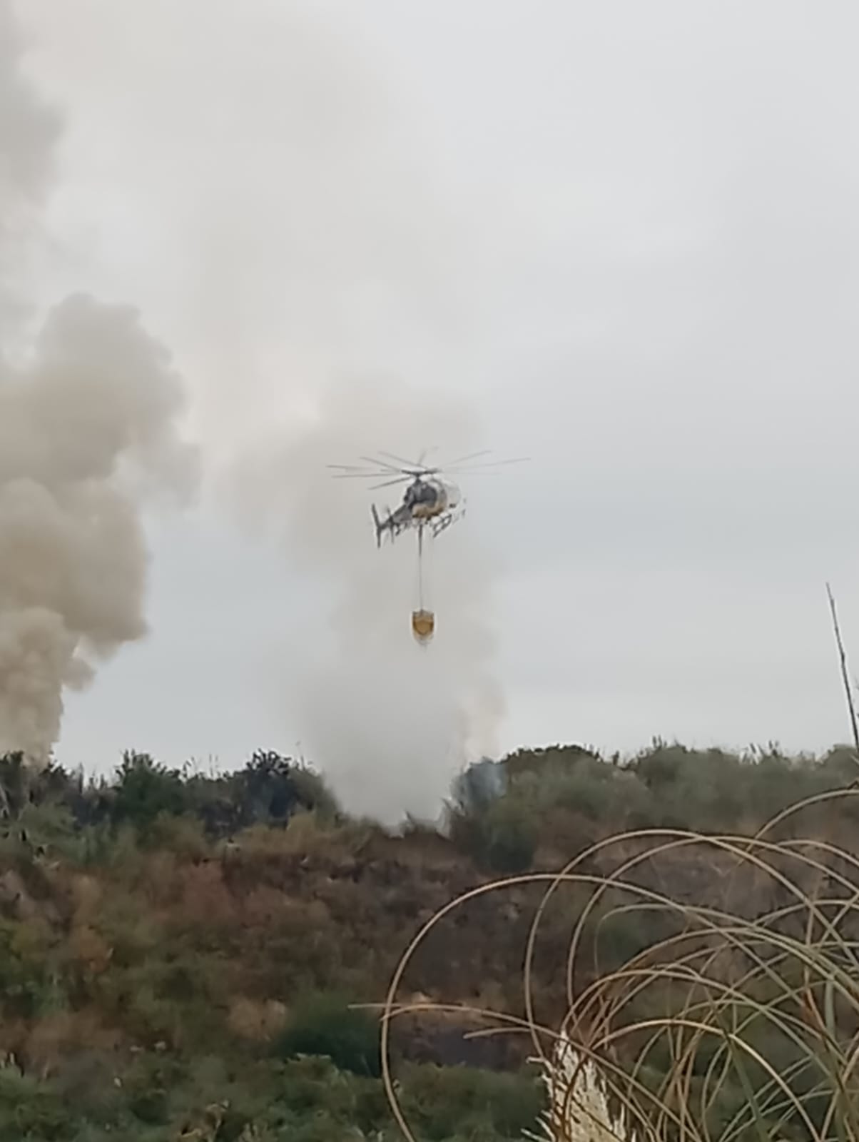 20250818 HELICÓPTERO TRABALLANDO NO MONTE COSTA