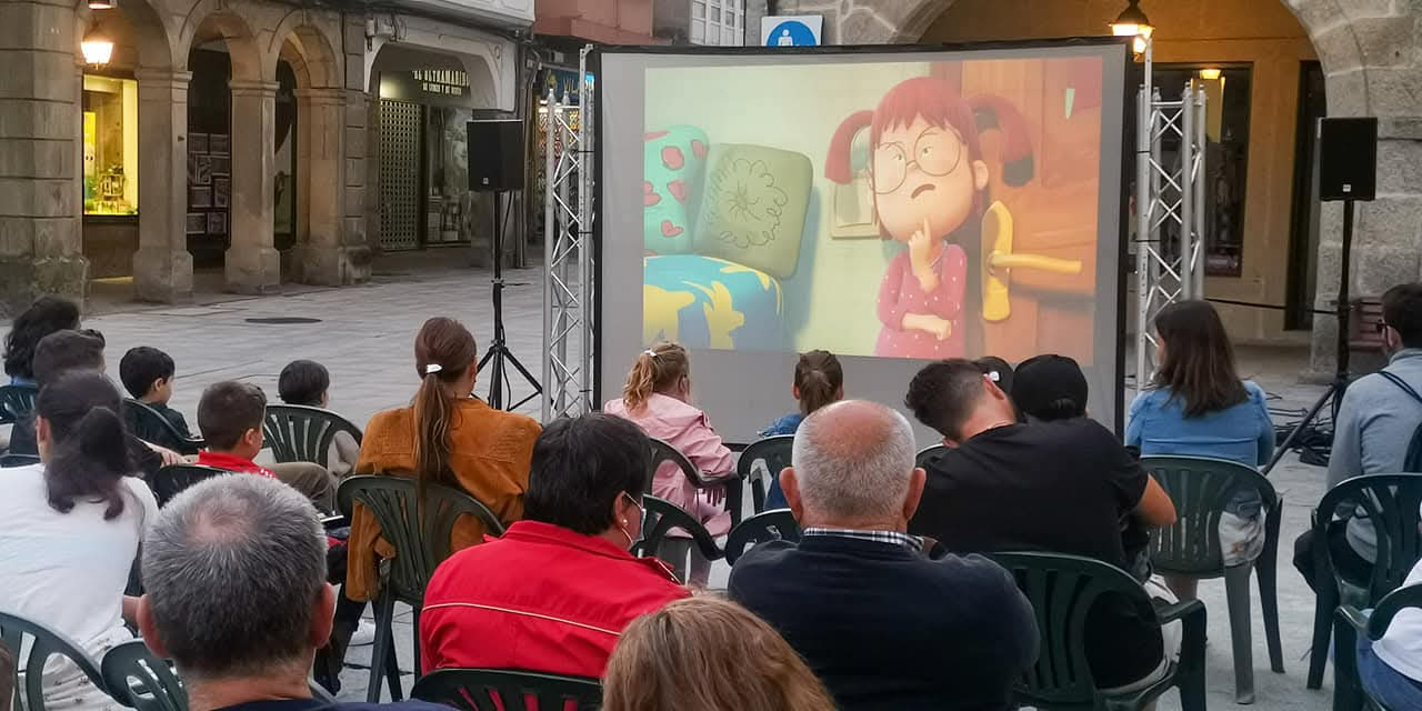 CINE NA RÚA O PORRIÑO