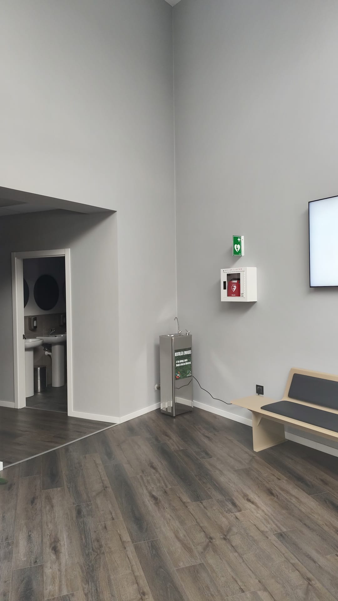 FOTO – As Somozas adquire dous desfibriladores para o polideportivo e o Centro Cívico Sociocultural.