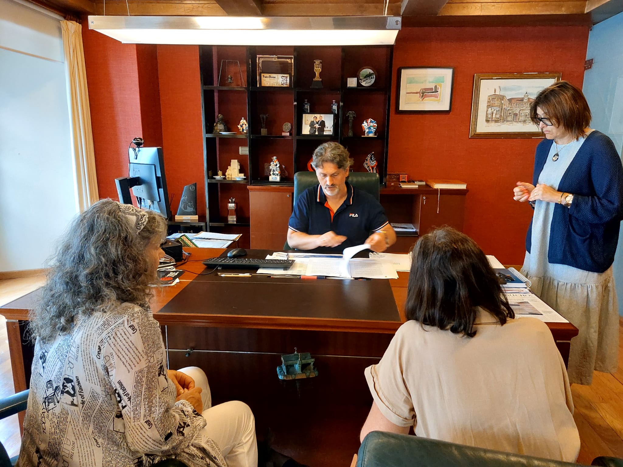 FOTO – El Concello de Ortigueira refuerza su apoyo a ASPROMOR con una ayuda de 45.000 euros