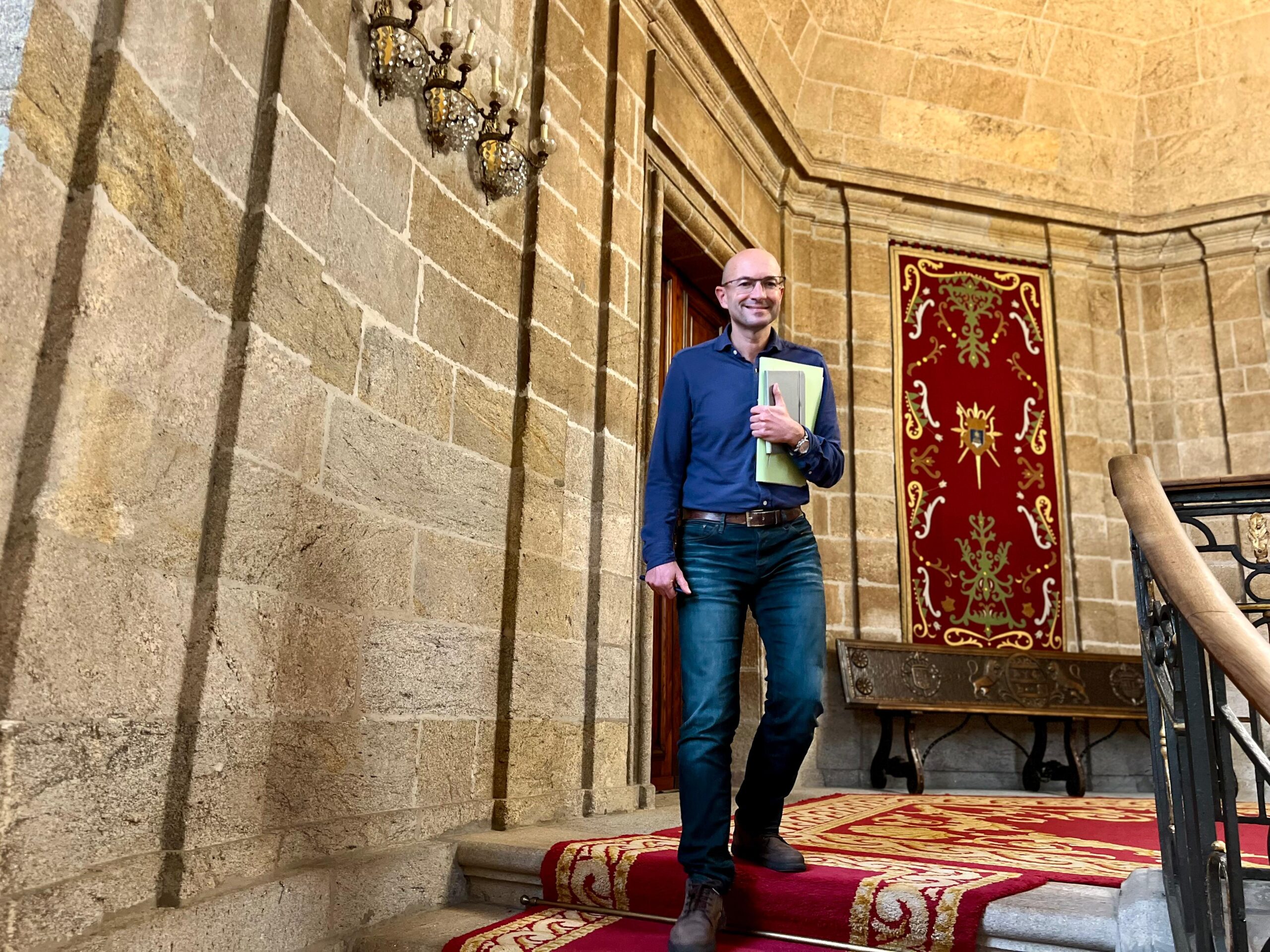 IMAXE – Gonzalo Muíños nos corredores de Raxoi