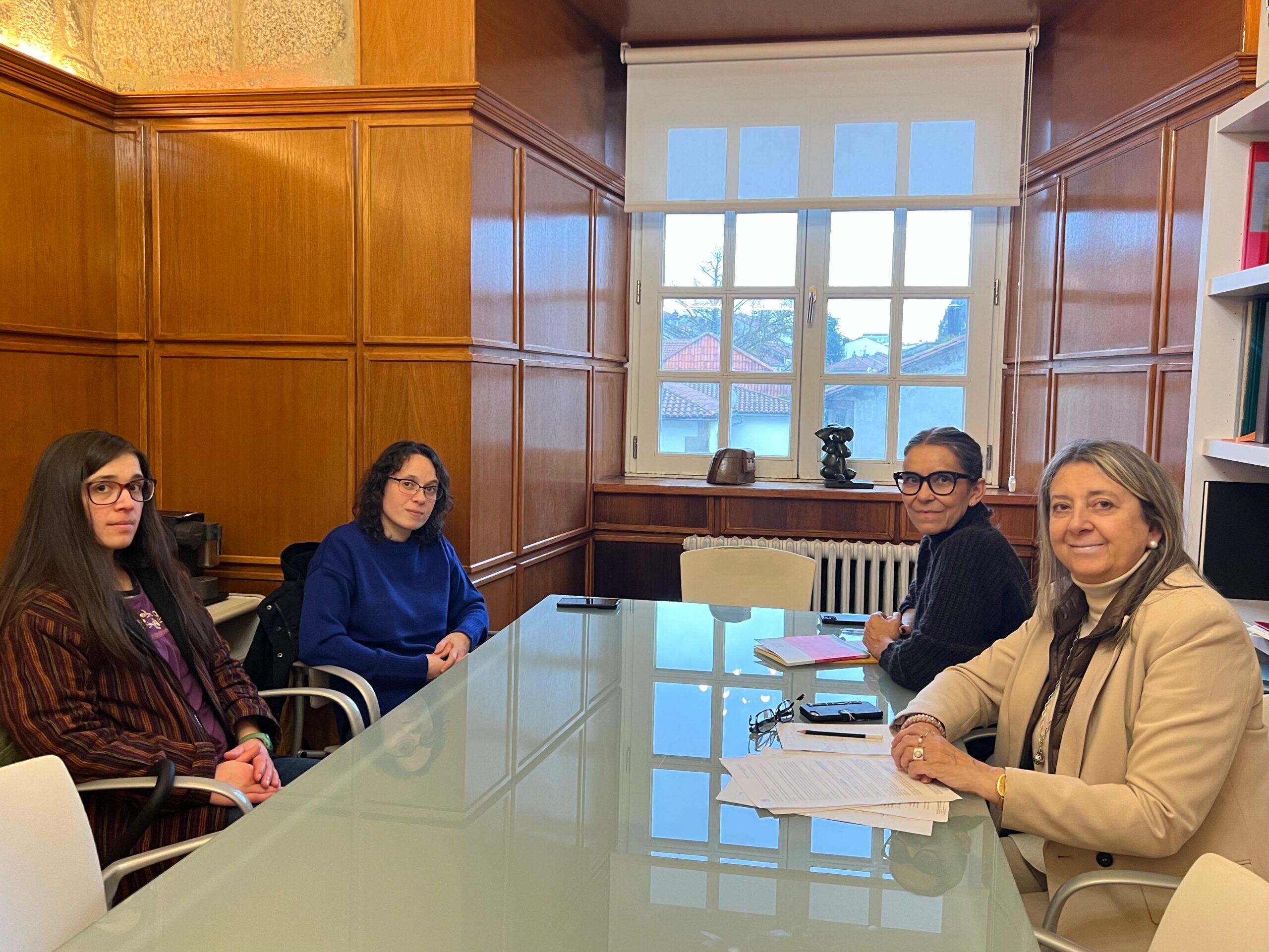 IMAXE – Mercedes Rosón e Mila Castro durante unha reunión coa representación sindical dos CSC