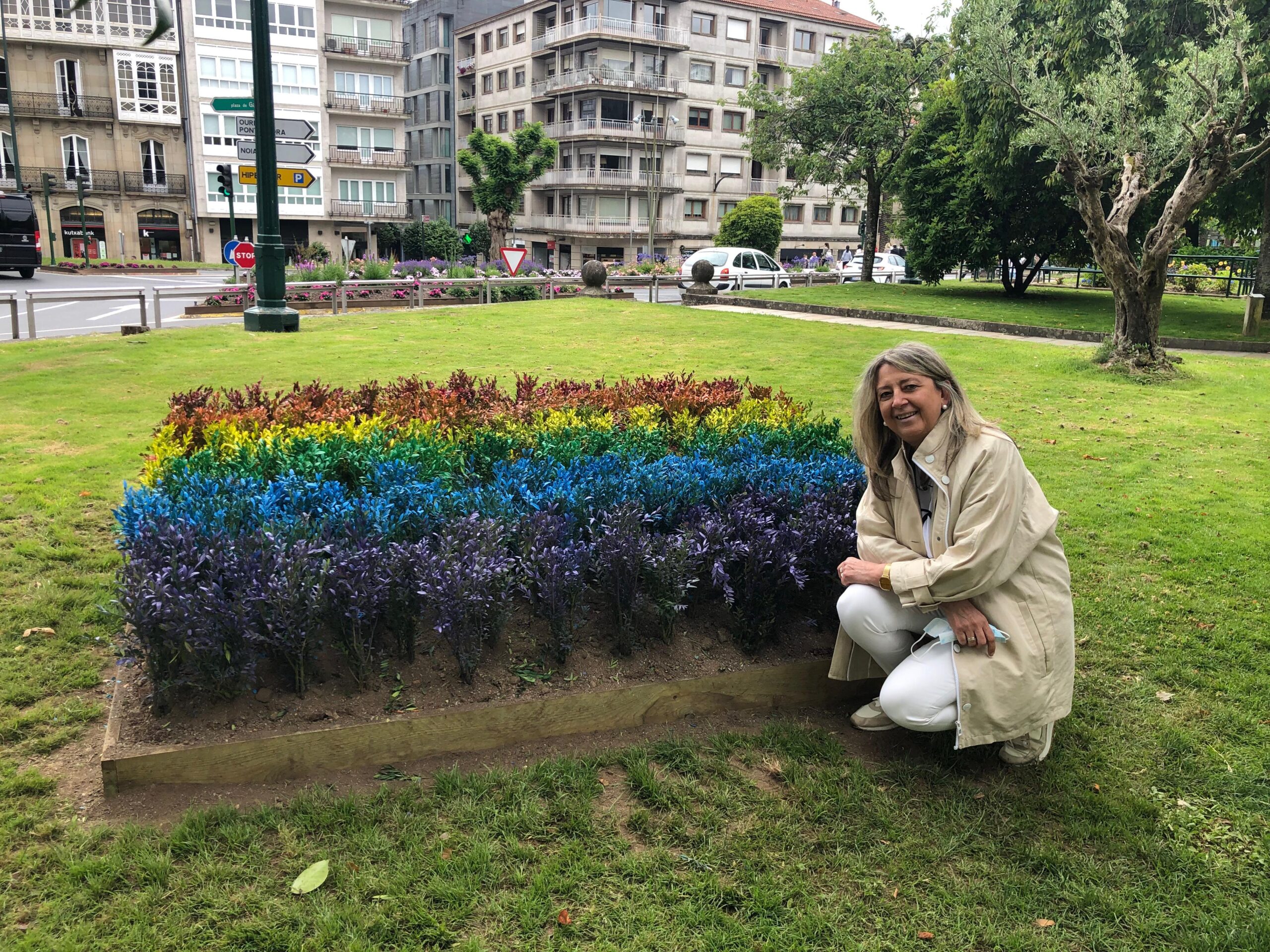 IMAXE – Mila Castro cando se instalaron os arbustos coa bandeira do arco da vella no 2021