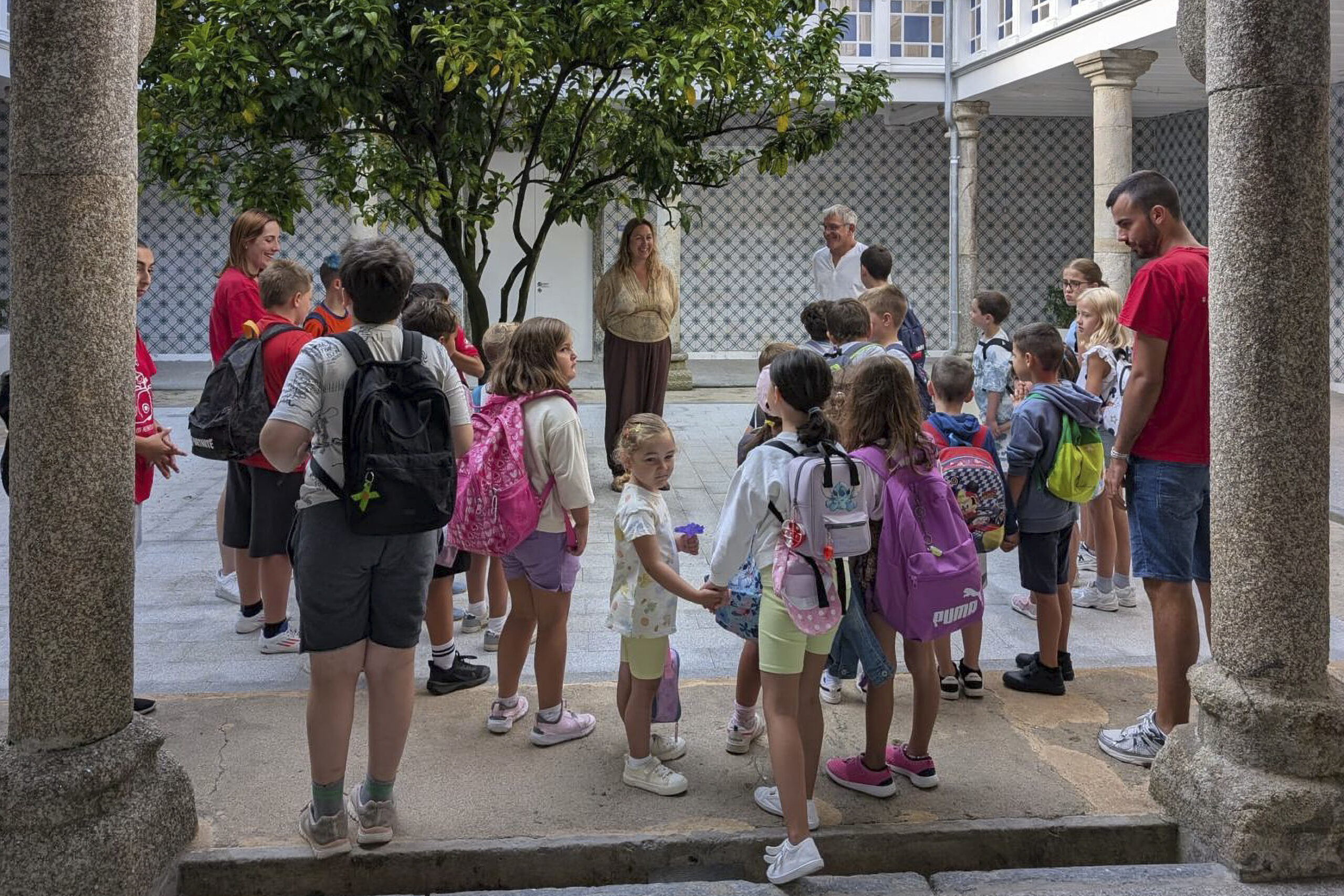 rapazada visita concello-foto Ara Bellas